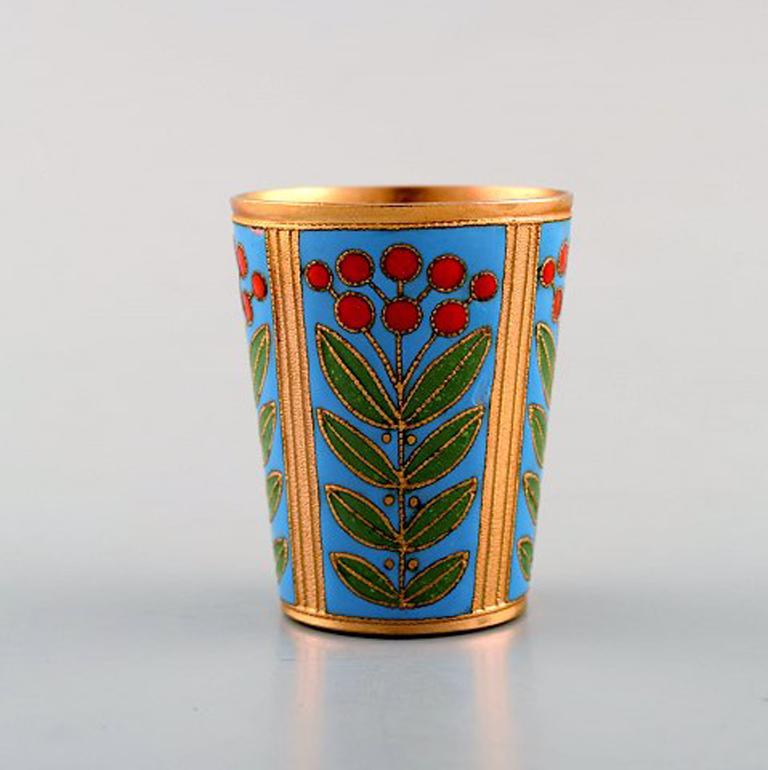 Russian silversmith. Set of 4 Russian vodka cups in gilded silver with enamel work. Mid-20th century.
In very good condition.
Large cups measure: 5 x 4 cm.
Small cup measures: 4 x 3.5 cm.
Stamped.