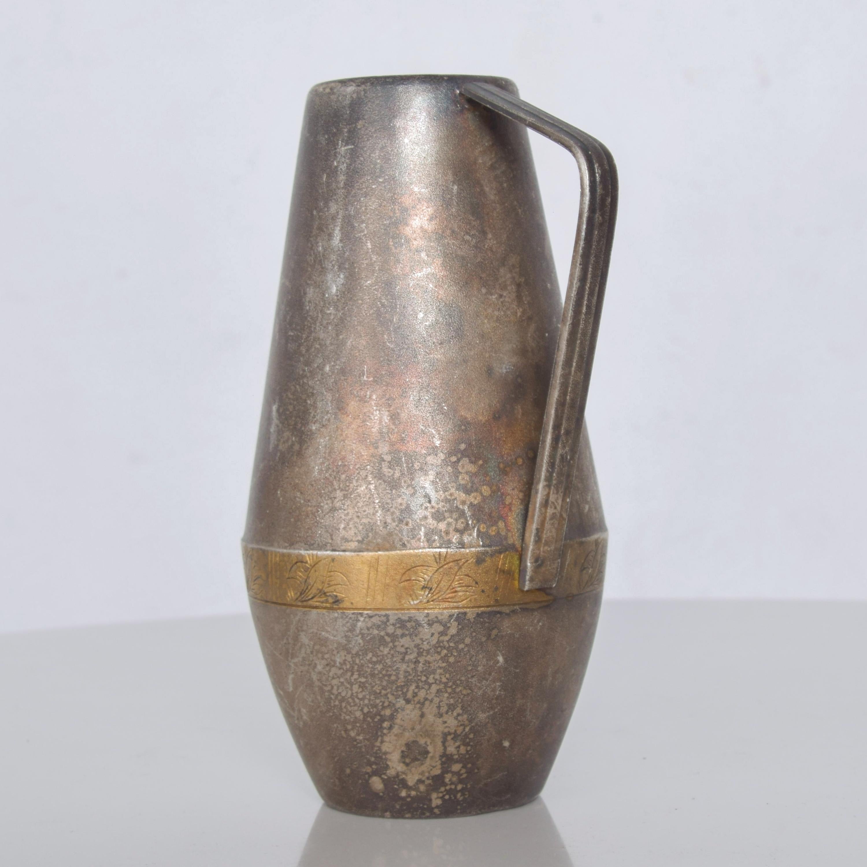 Decorative item petite modern pitcher creamer Russian silver plated with brass ornamentation.
Signed on the bottom SIOMMET.
Patina present. Scuffs present. Sold as is. Original unrestored vintage presentation and condition.
Measures: 5.5