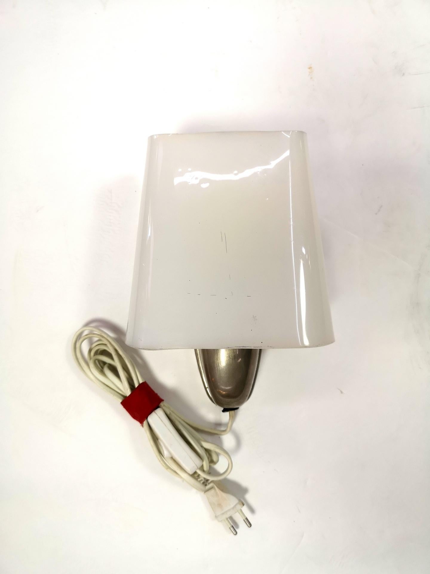 Plastic body and aluminium base, this socialist style wall lamp is in authentic condition, and was made in the USSR in 1967.