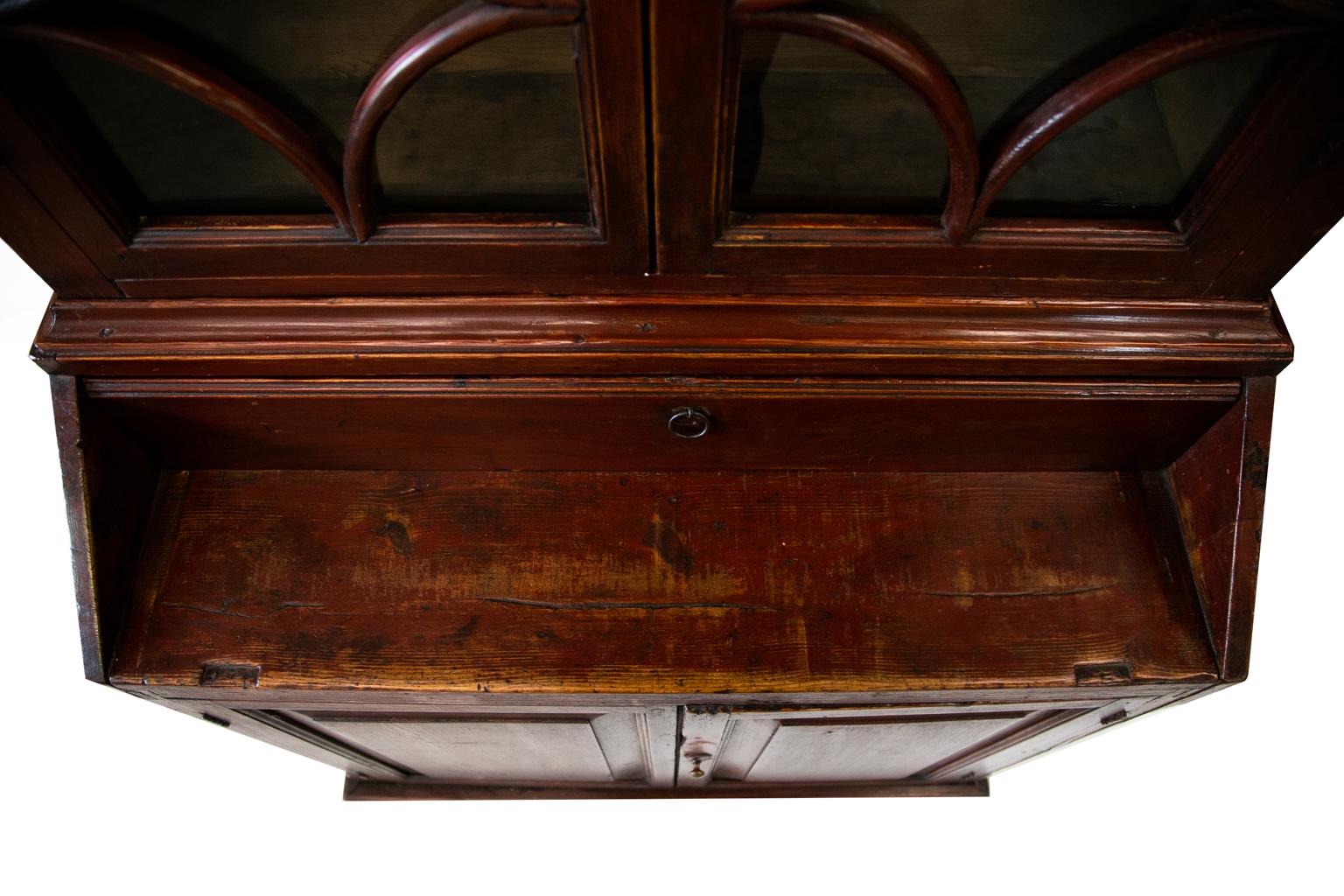 Milieu du XIXe siècle Armoire à portes en verre russe à dos en escalier