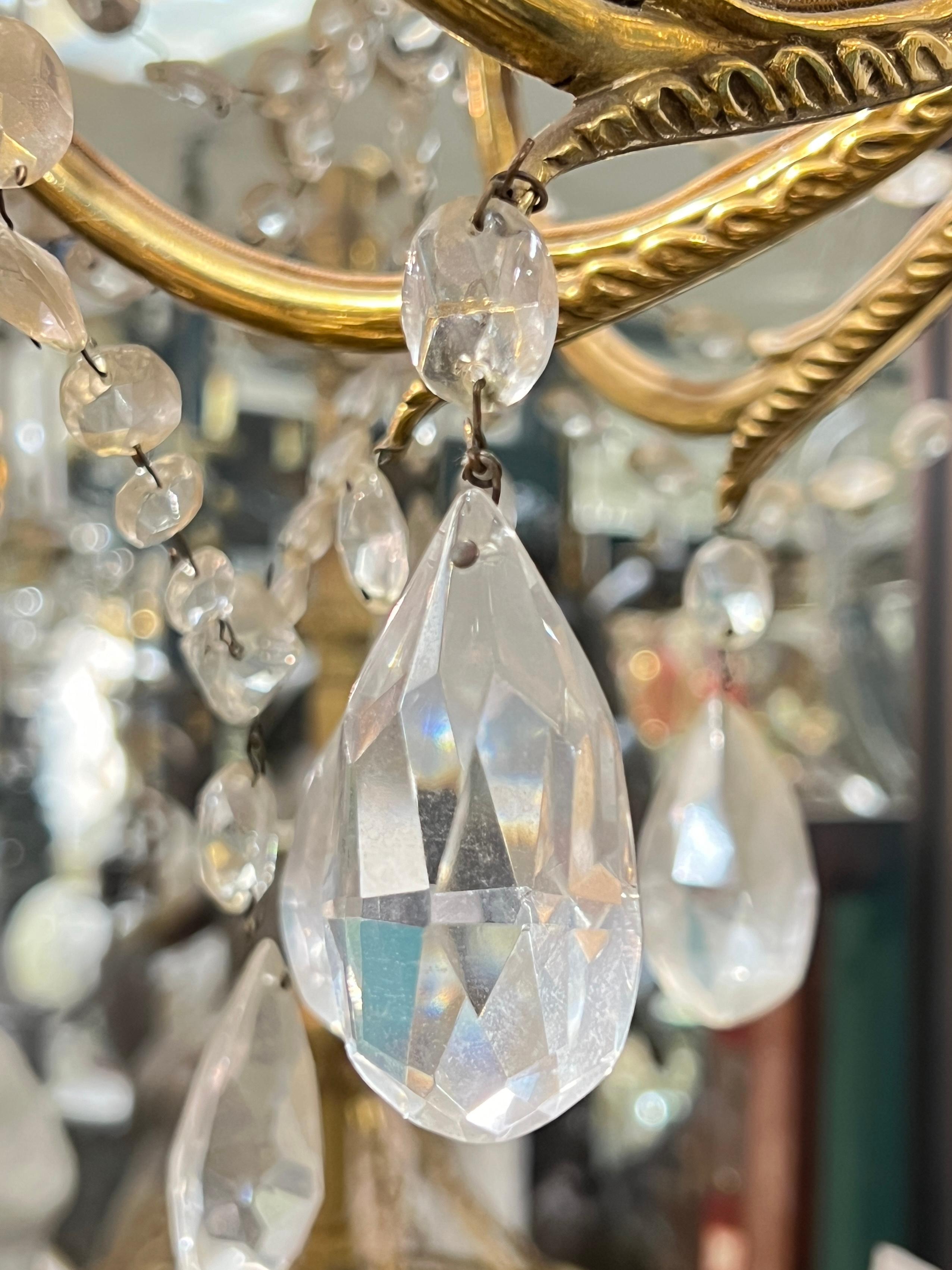 Lustre russe ancien de style Empire en bronze, verre opalin et cristal en vente 4