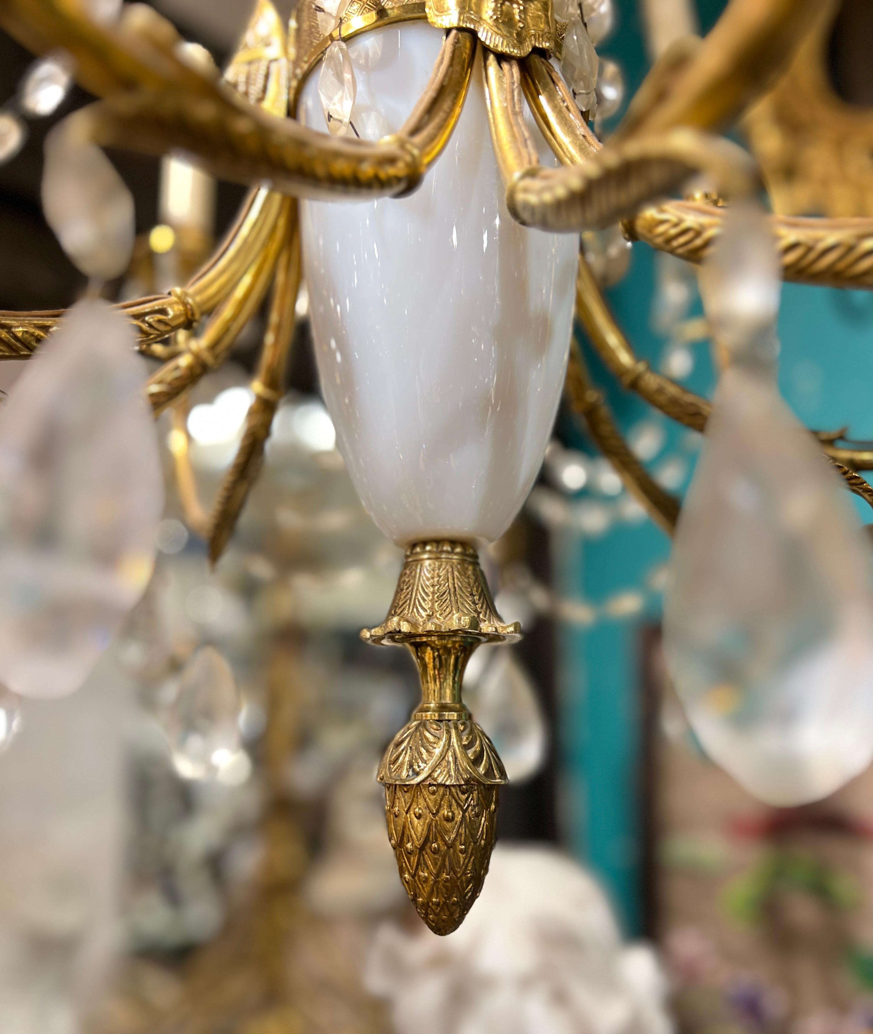 Lustre russe ancien de style Empire en bronze, verre opalin et cristal en vente 1