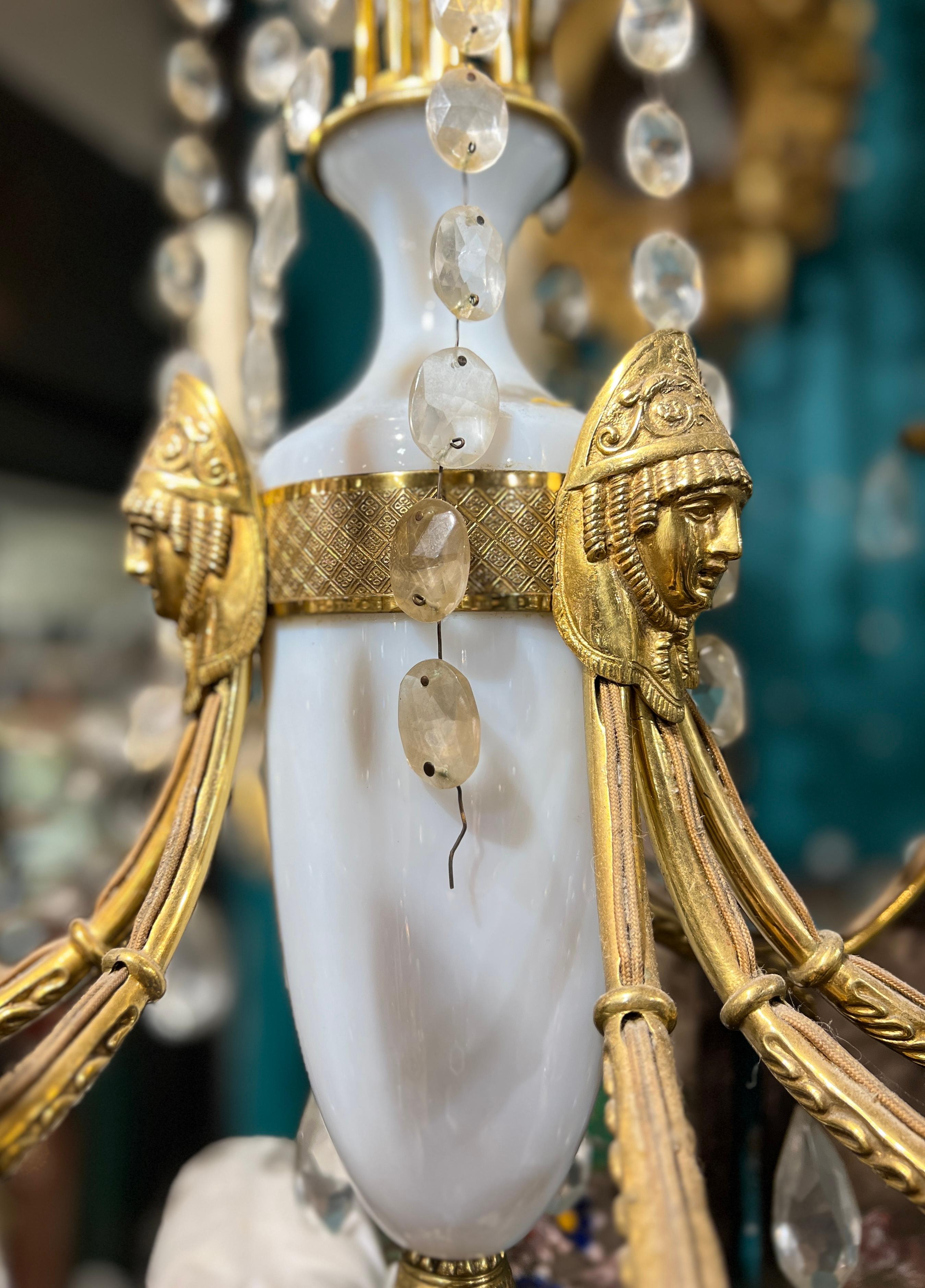 Lustre russe ancien de style Empire en bronze, verre opalin et cristal en vente 2