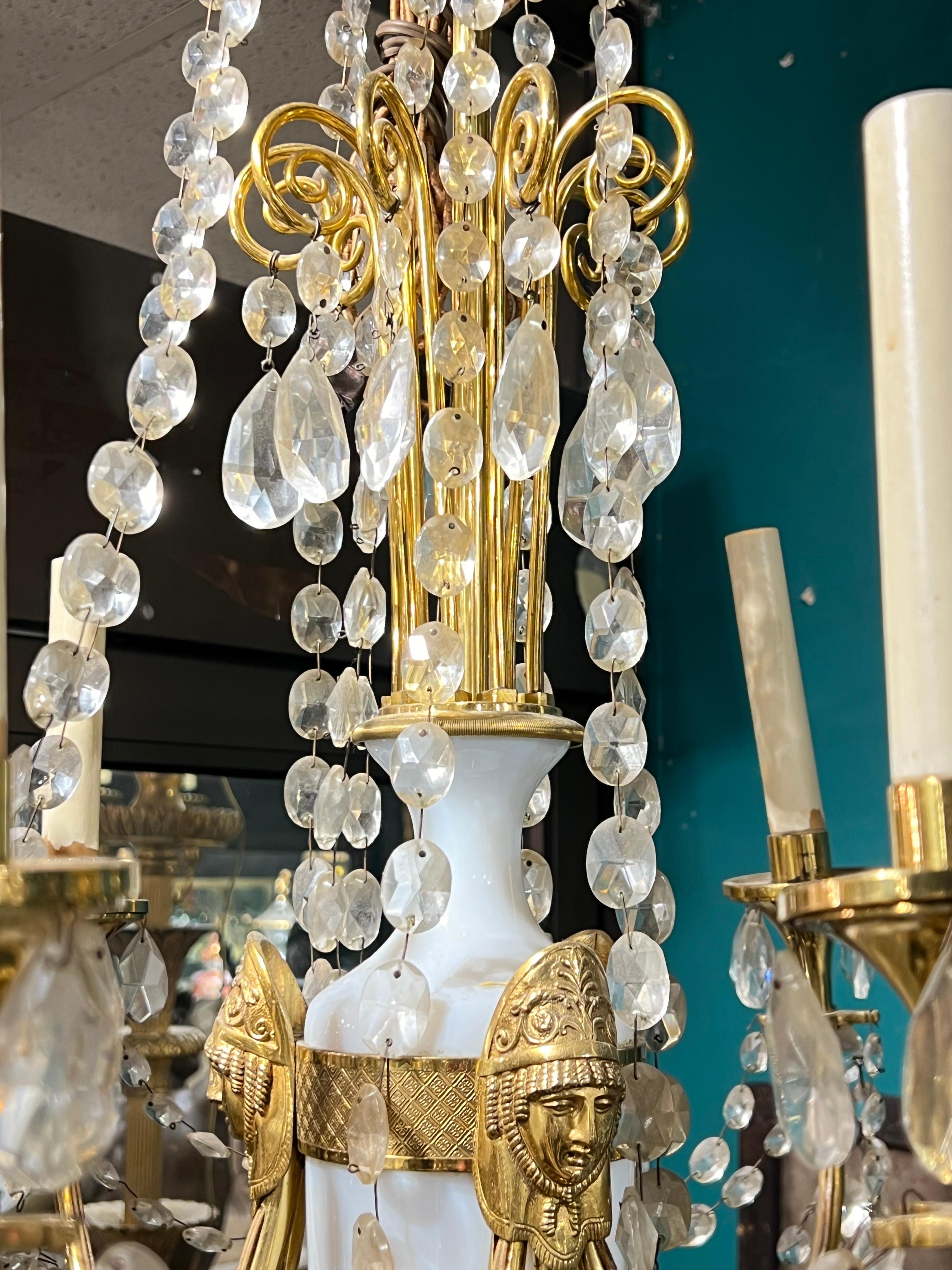 Lustre russe ancien de style Empire en bronze, verre opalin et cristal en vente 3