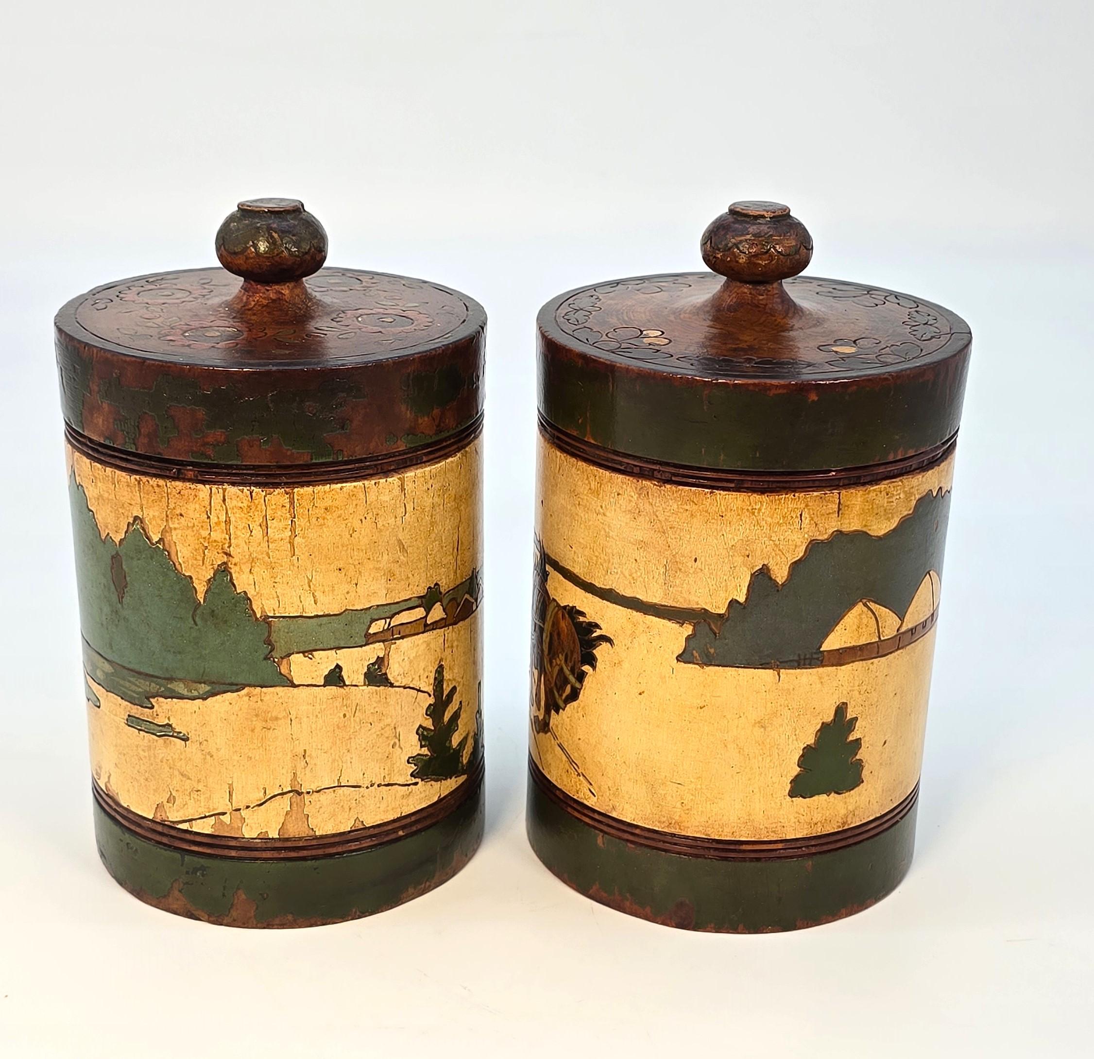 Recipientes rusos para tabaco con decoración tallada y pintada, treen, C 1890 Tallado a mano en venta