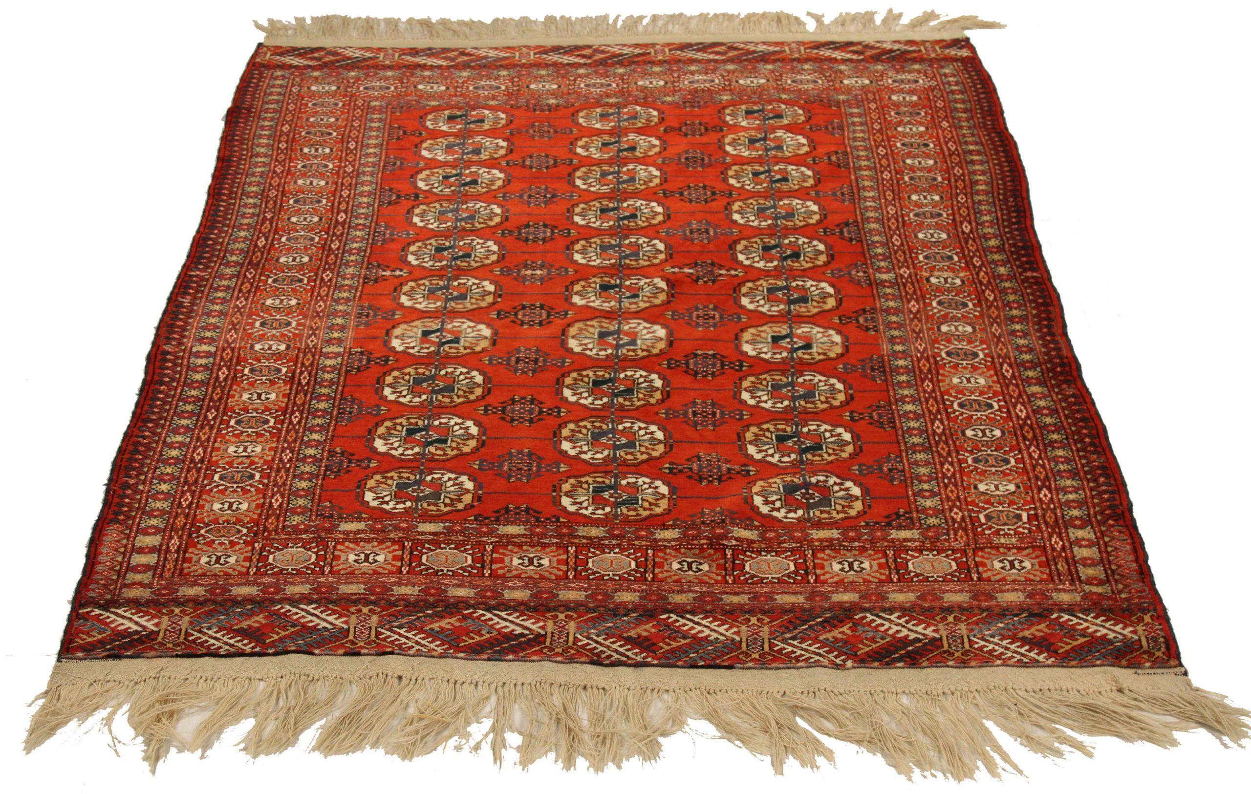 Découvrez l'élégance de l'Eleg russe avec son petit tapis datant de 1910. Conçu avec de la laine et de l'IvoryRed, ce design exclusif est parfait pour rehausser votre espace.