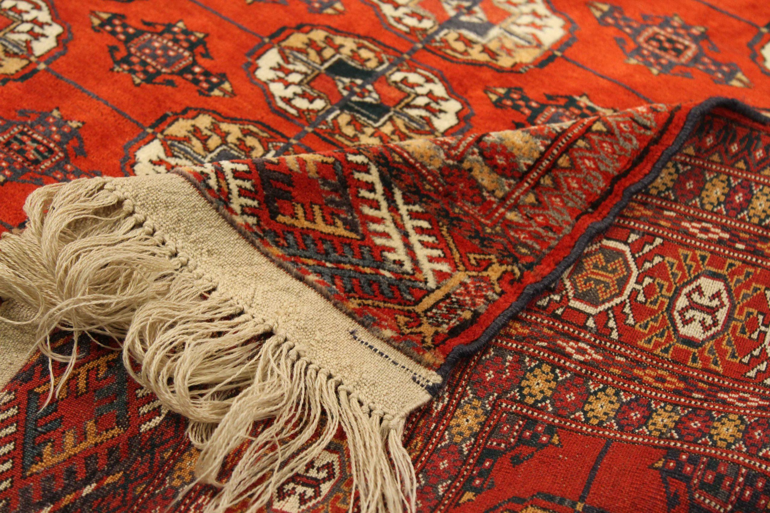 Russe Petit tapis russe Turkeman datant d'environ 1910, motif rouge ivoire en laine, 75179 en vente