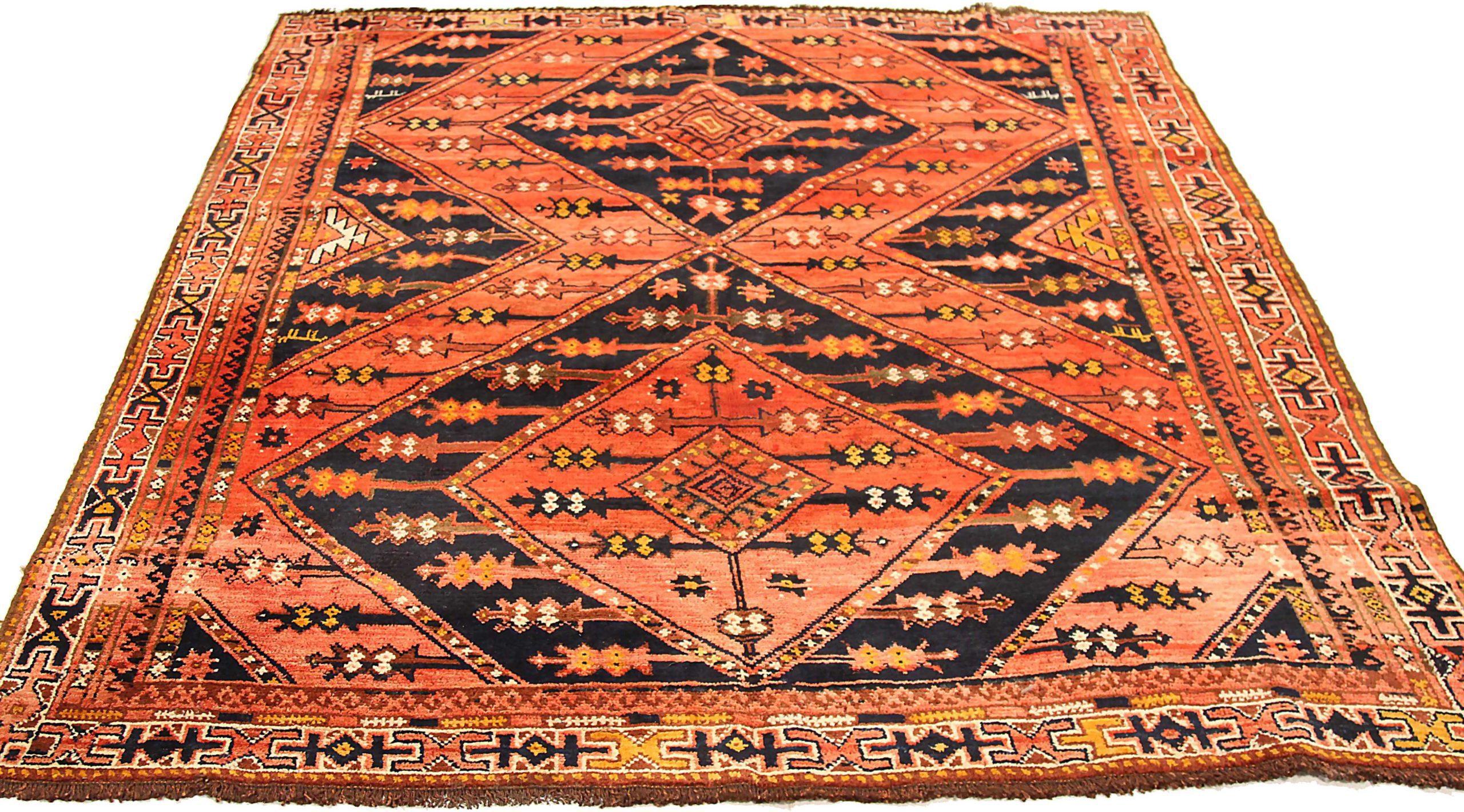 Entdecken Sie die Eleganz des russischen Uzbak mit dem kleinen Teppich von CIRCA 1910. Dieses exklusive Design aus Wolle und MarineblauRotGelb ist perfekt, um Ihren Raum zu verschönern.