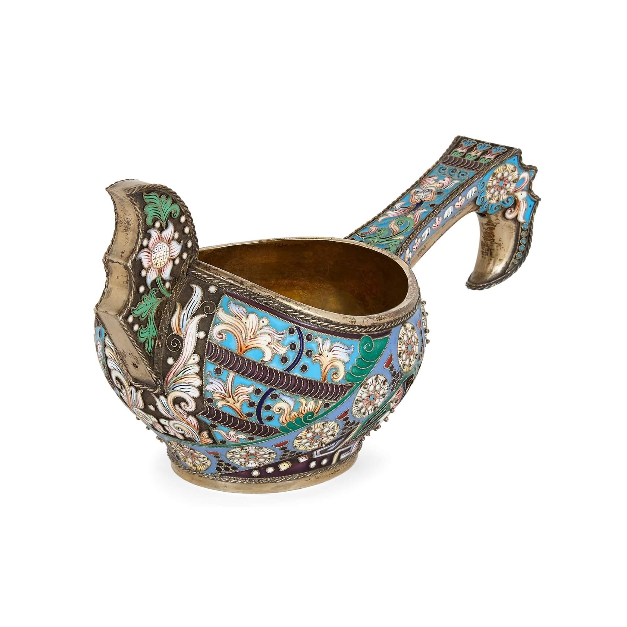 Russischer Wasservogelkovsch aus Vermeil und Cloisonné-Emaille
Russisch, 20. Jh.
Höhe 8 cm, Breite 16 cm, Tiefe 7 cm

Dieser feine und prächtige russischekovsch ist aus Vermeil gegossen und als stilisierter Wasservogel geformt. Derkovsch hat einen