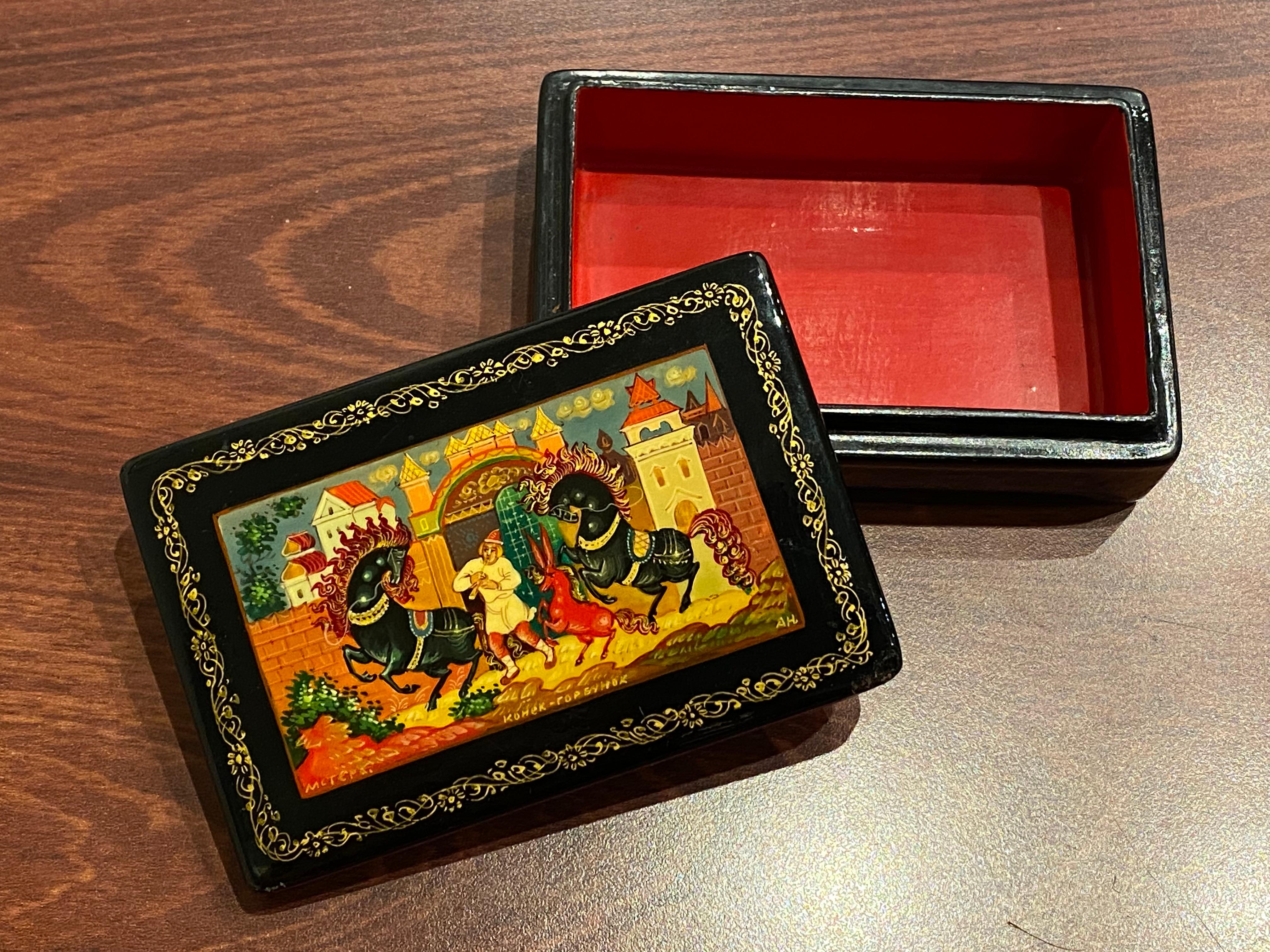 Boîte en laque russe Vintage By. Konek-Gorbunok. Mstera, c1970's, 9cm x 6cm. en vente 1