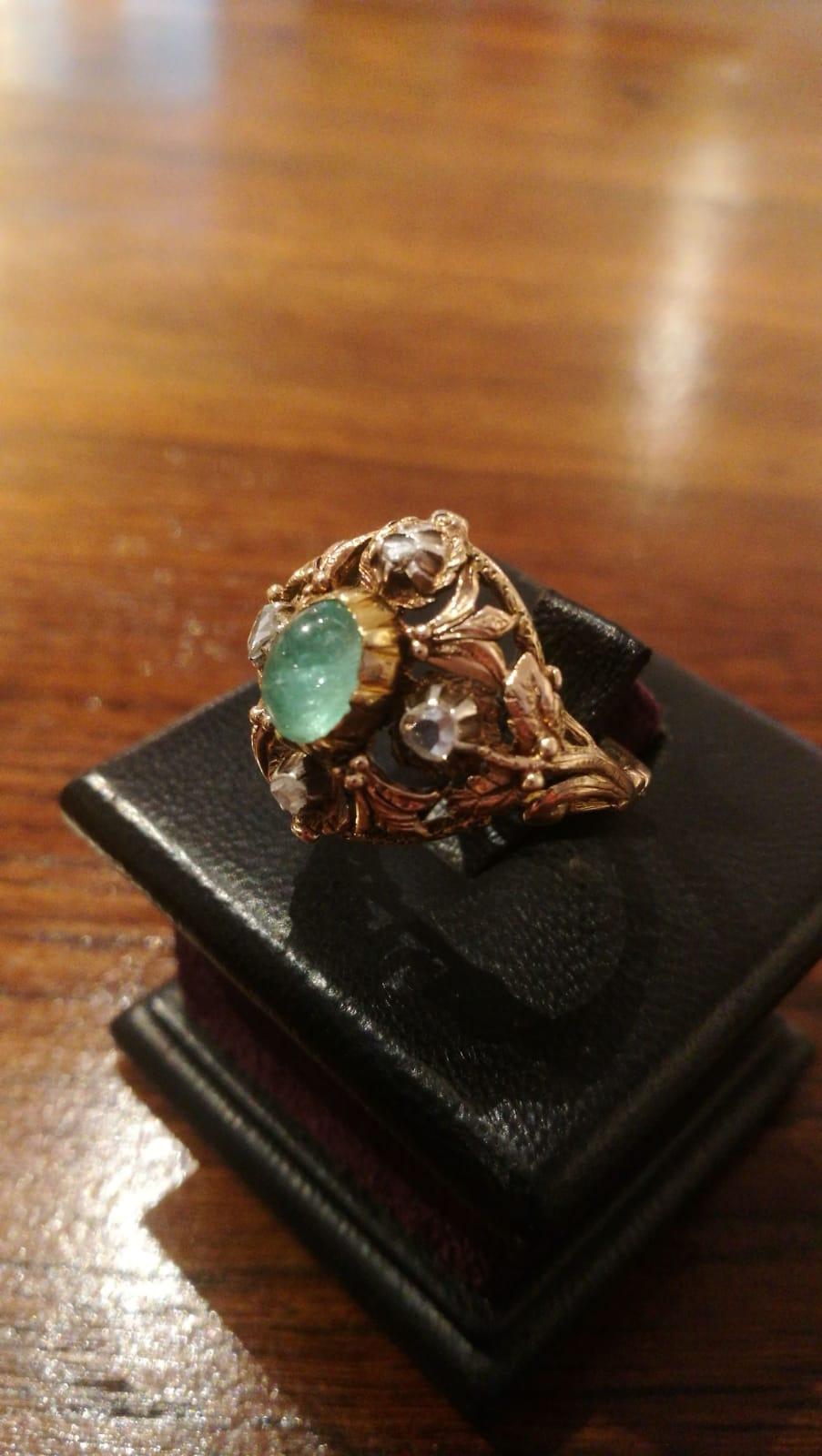 Russian Vintage Ring, circa 1820, with Diamonds and Emerald In Excellent Condition For Sale In Vienna, AT