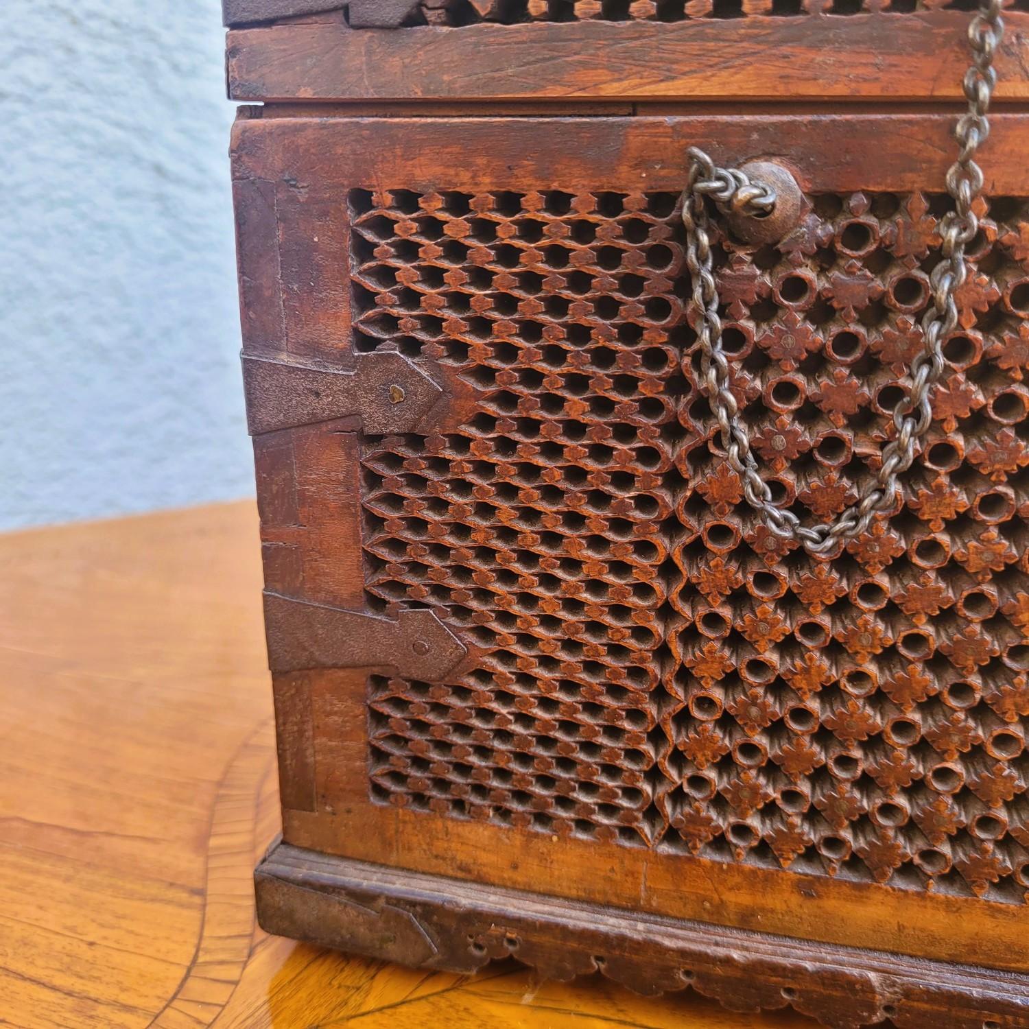 Russian Wooden Box, In The Style Of The Abramtsevo Workshop, 19th Century For Sale 6