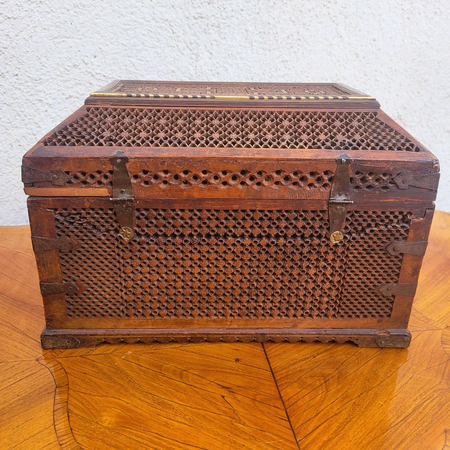 Russian Wooden Box, In The Style Of The Abramtsevo Workshop, 19th Century For Sale 7