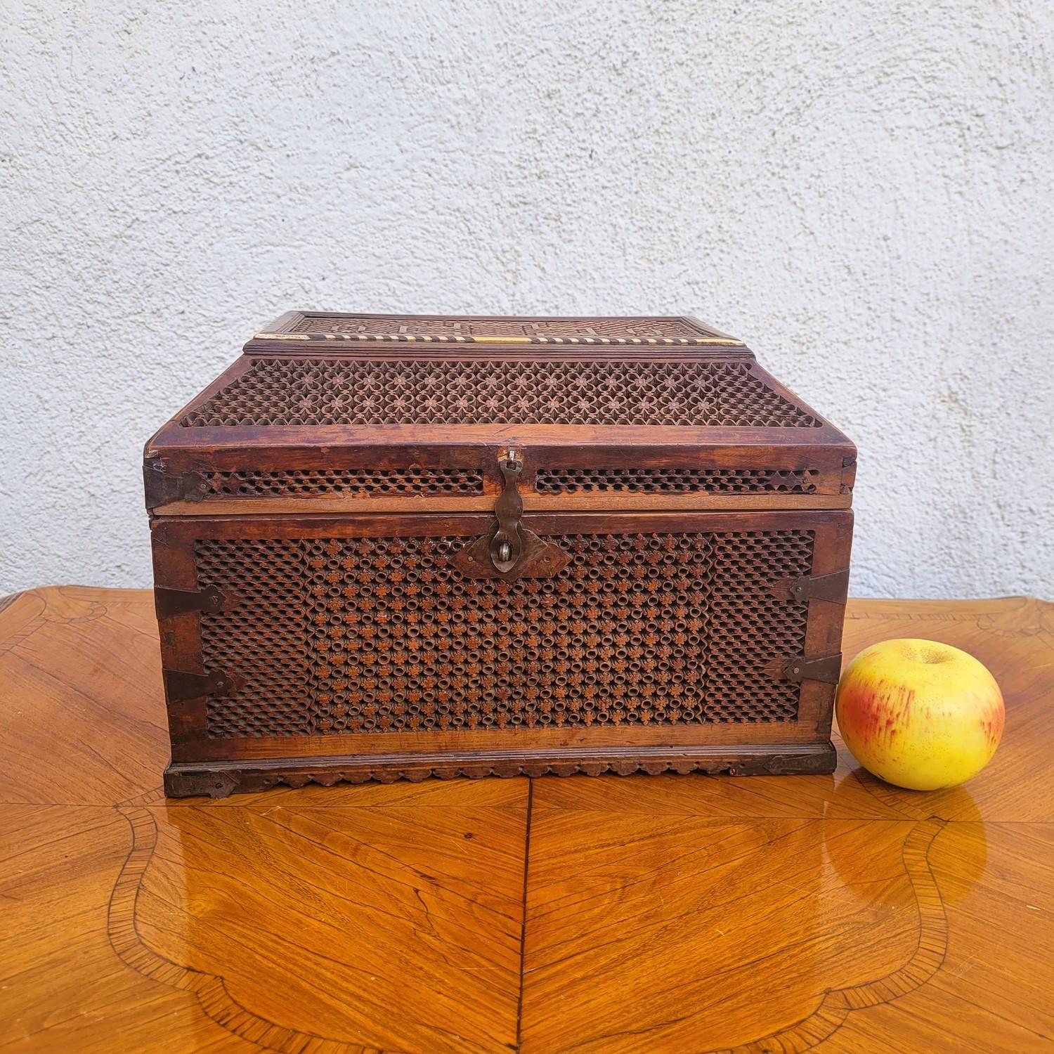 Openwork wooden box, worked with a decoration of flowers and animals; the lid is enhanced with a bone net; iron fasteners  

Work in the style of the workshops of Abramtsevo and Elena Polenova: at the end of the 19th century, Savva Mamontov,