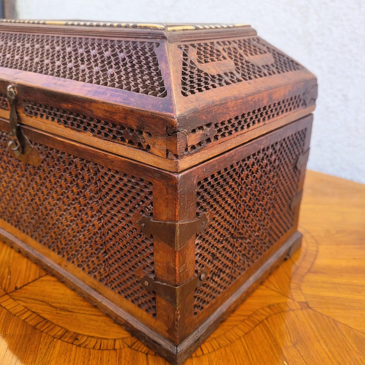 Russian Wooden Box, In The Style Of The Abramtsevo Workshop, 19th Century In Good Condition For Sale In MARSEILLE, FR