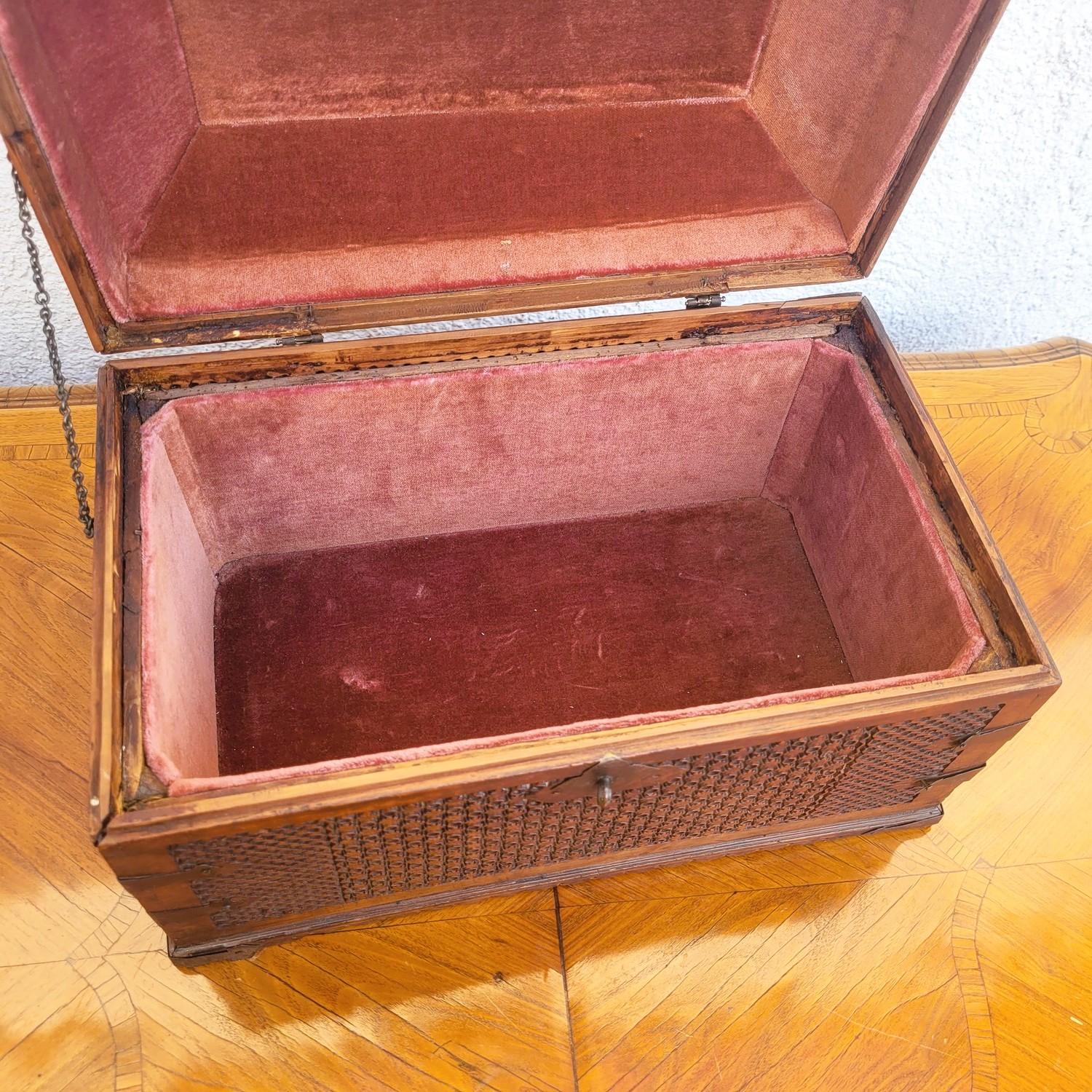 Russian Wooden Box, In The Style Of The Abramtsevo Workshop, 19th Century For Sale 3