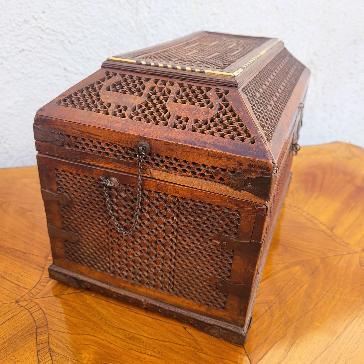 Russian Wooden Box, In The Style Of The Abramtsevo Workshop, 19th Century For Sale 4