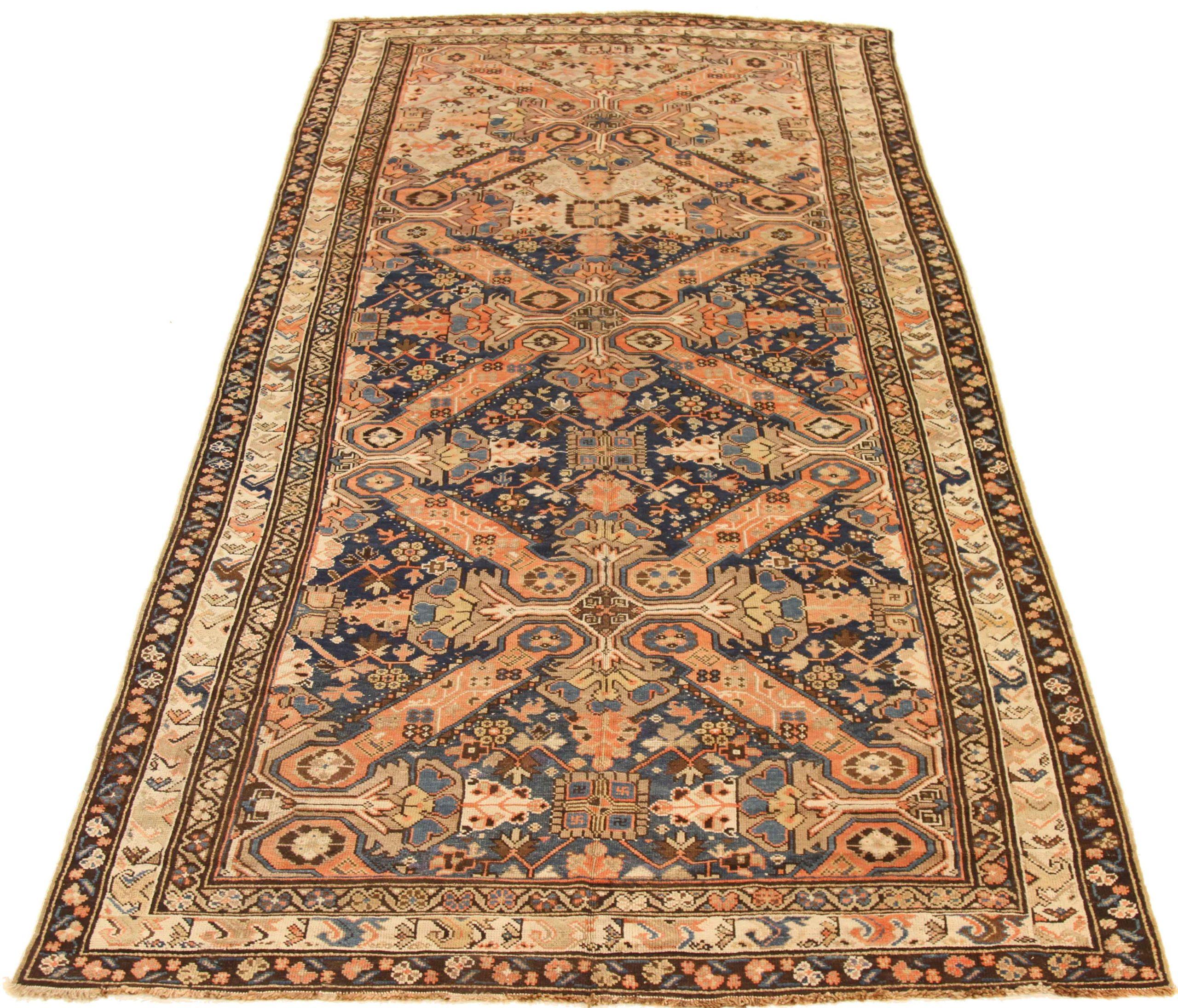 Entdecken Sie die Eleganz des russischen Zeikhoor mit Flächenteppichen um 1910. Dieses exklusive Design aus Wolle und ElfenbeinMarineblauRosa ist perfekt, um Ihren Raum zu verschönern.