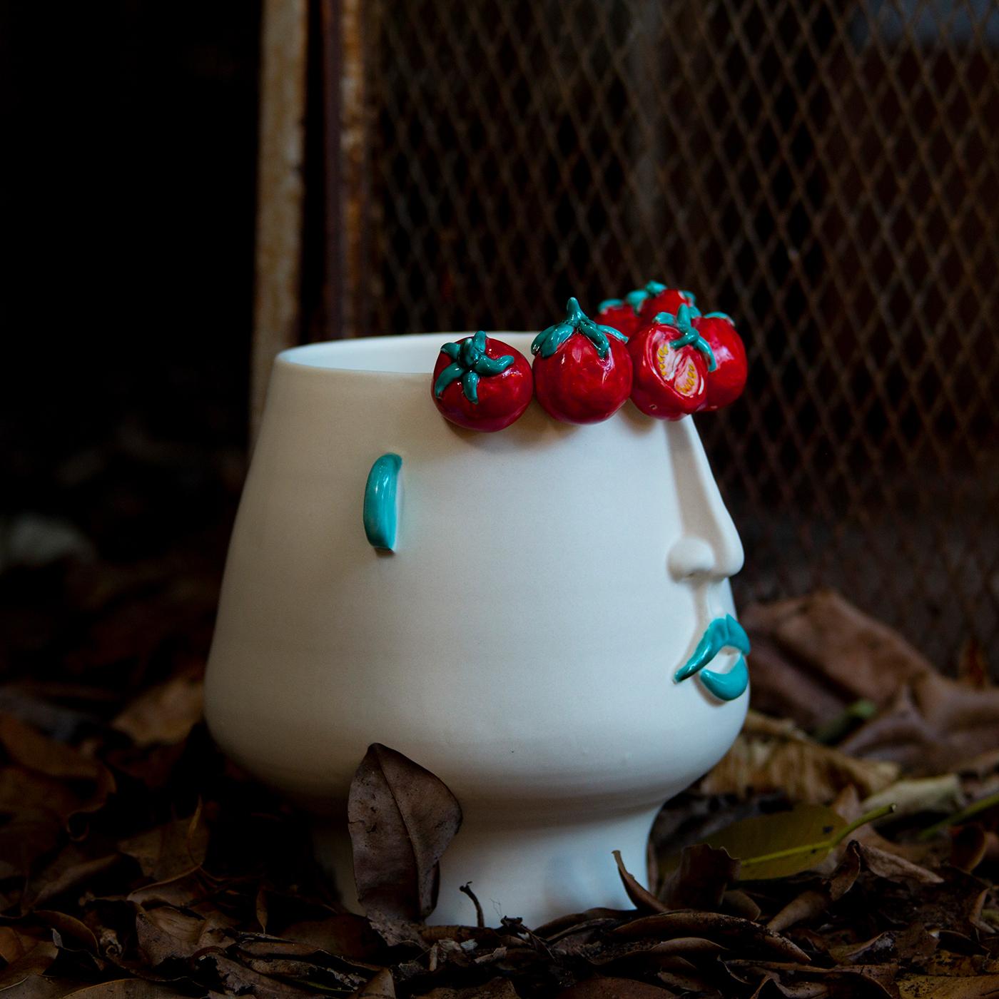 She is Russidda, the seller of tomatoes, lives in the countryside with her Bertu. Head in white clay matt cream enamel and glossy colored crystalline.