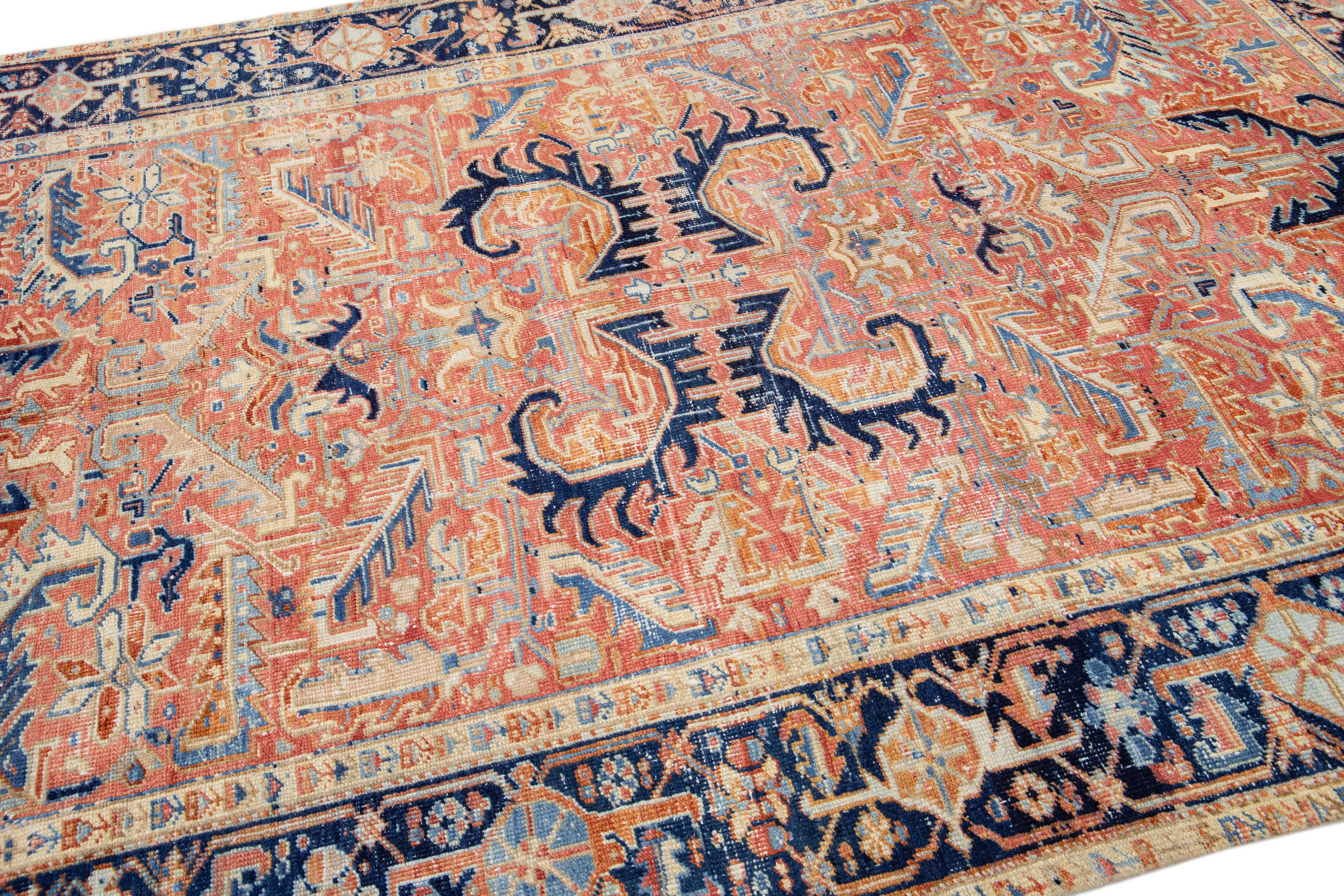 Rust Antiker persischer Heriz handgefertigter Wollteppich mit geometrischem Motiv (Handgeknüpft) im Angebot
