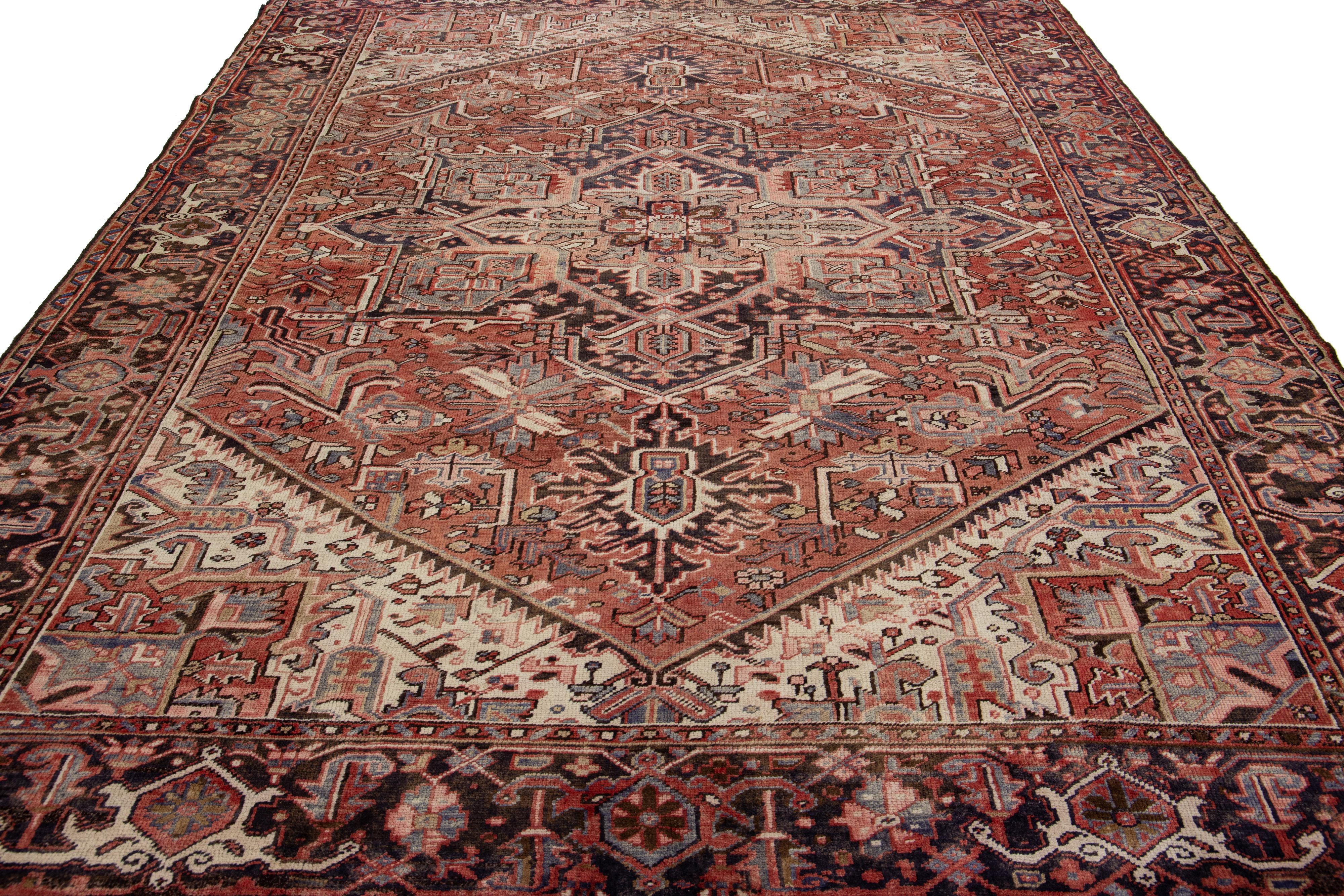 Heriz Serapi Tapis persan ancien Heriz en laine rouille fait à la main avec motif de médaillon en vente