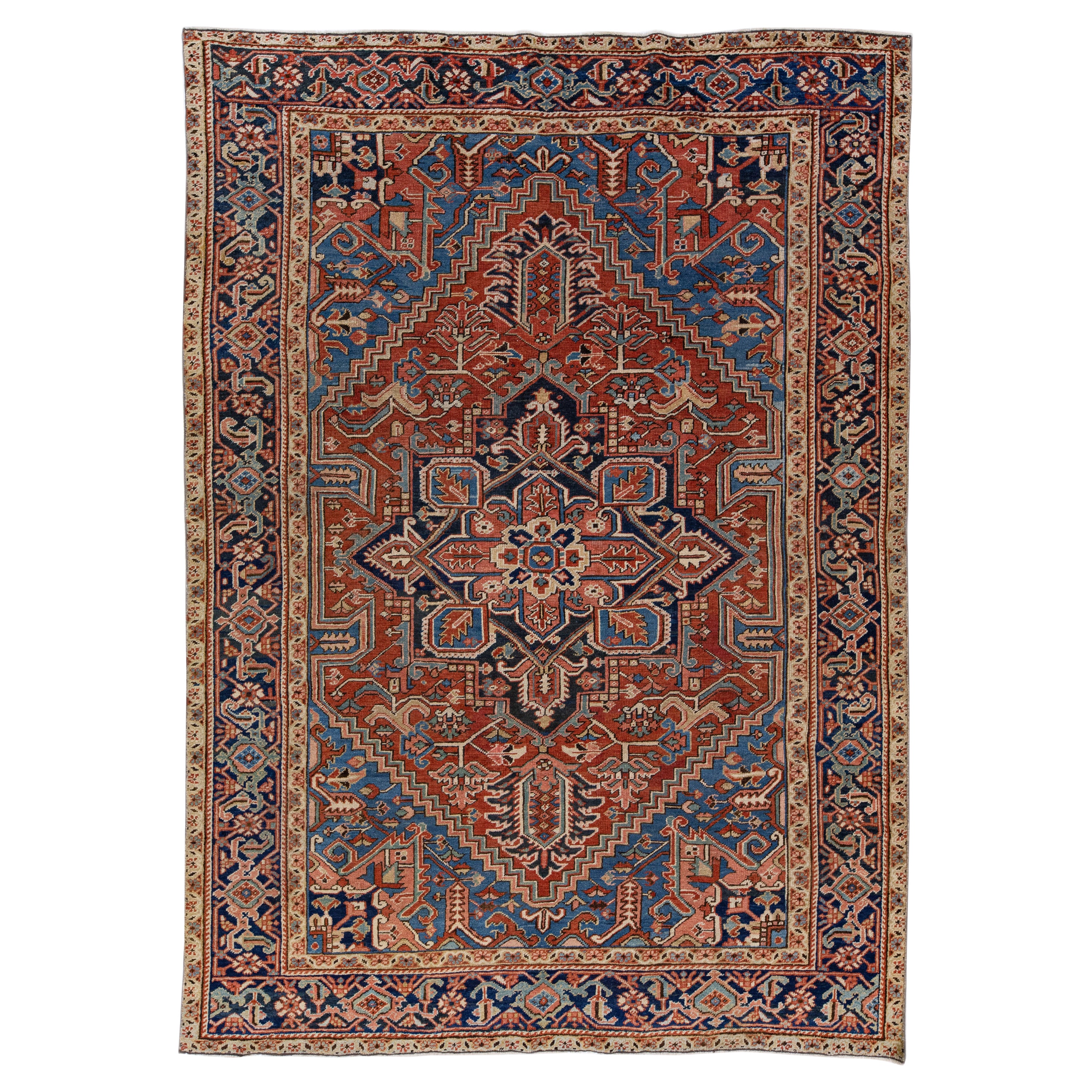 Tapis persan ancien Heriz en laine rouille fait à la main avec motif de médaillon