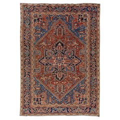 Tapis persan ancien Heriz en laine rouille fait à la main avec motif de médaillon