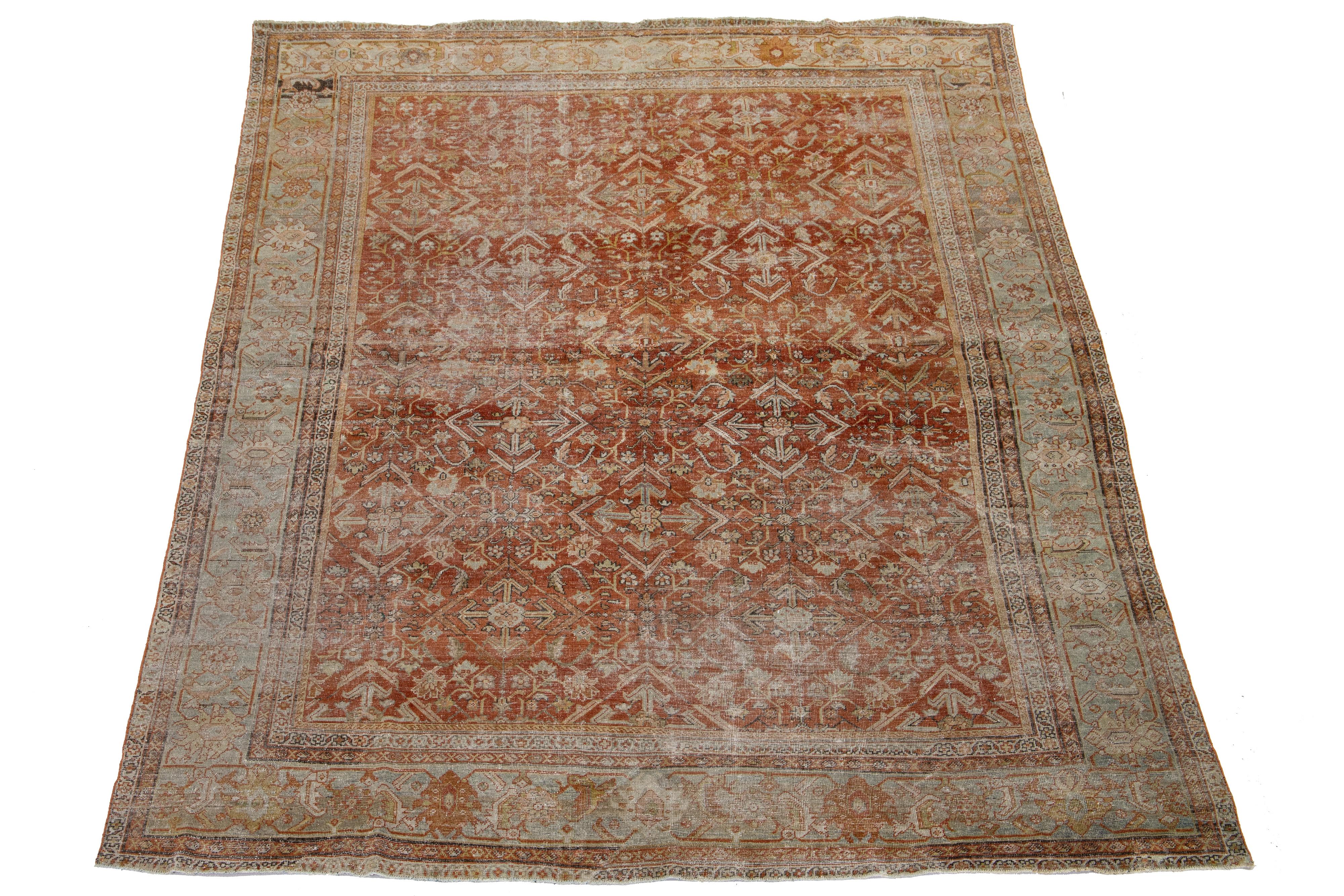 Entdecken Sie den exquisiten Charme dieses antiken Mahal-Teppichs aus handgeknüpfter Wolle. Sein fesselndes Rostfeld weist ein kompliziertes Allover-Muster auf, das durch blaue, braune und hellbraune Farbtöne elegant unterstrichen wird.

Dieser