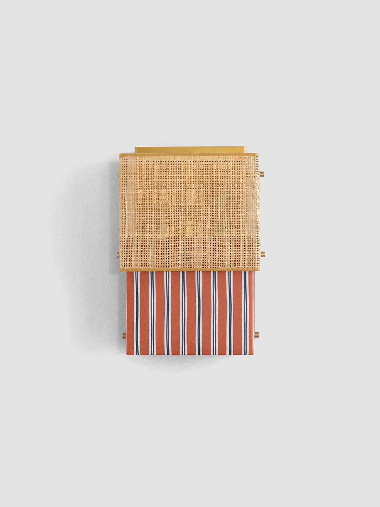Lampada da parete Bikini Rust di Servomuto
Dimensioni: L. 26 x P. 13 x H. 37 cm
Materiali: Paralume superiore: Rattan. Paralume inferiore: Fabrice Trevira Dedar o lino bianco. Struttura: Acciaio inossidabile dorato. 
Peso: 0,9 Kg. 

La lampada