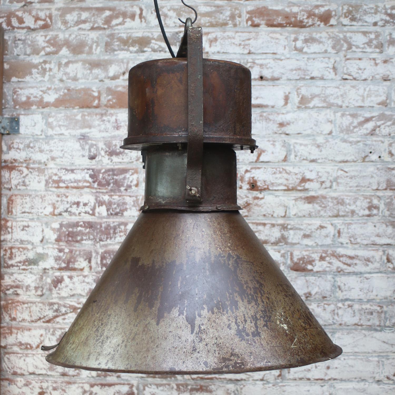 Lampes suspendues industrielles vintage en métal brun rouille en vente 3