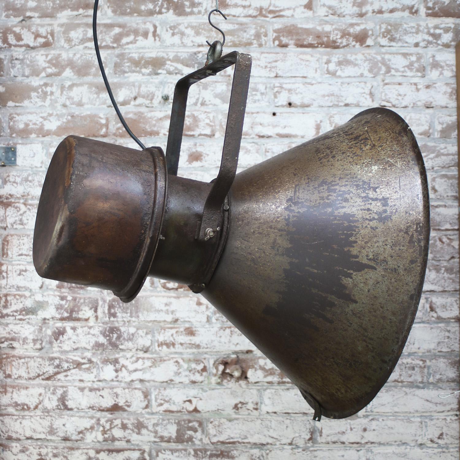 20ième siècle Lampes suspendues industrielles vintage en métal brun rouille en vente