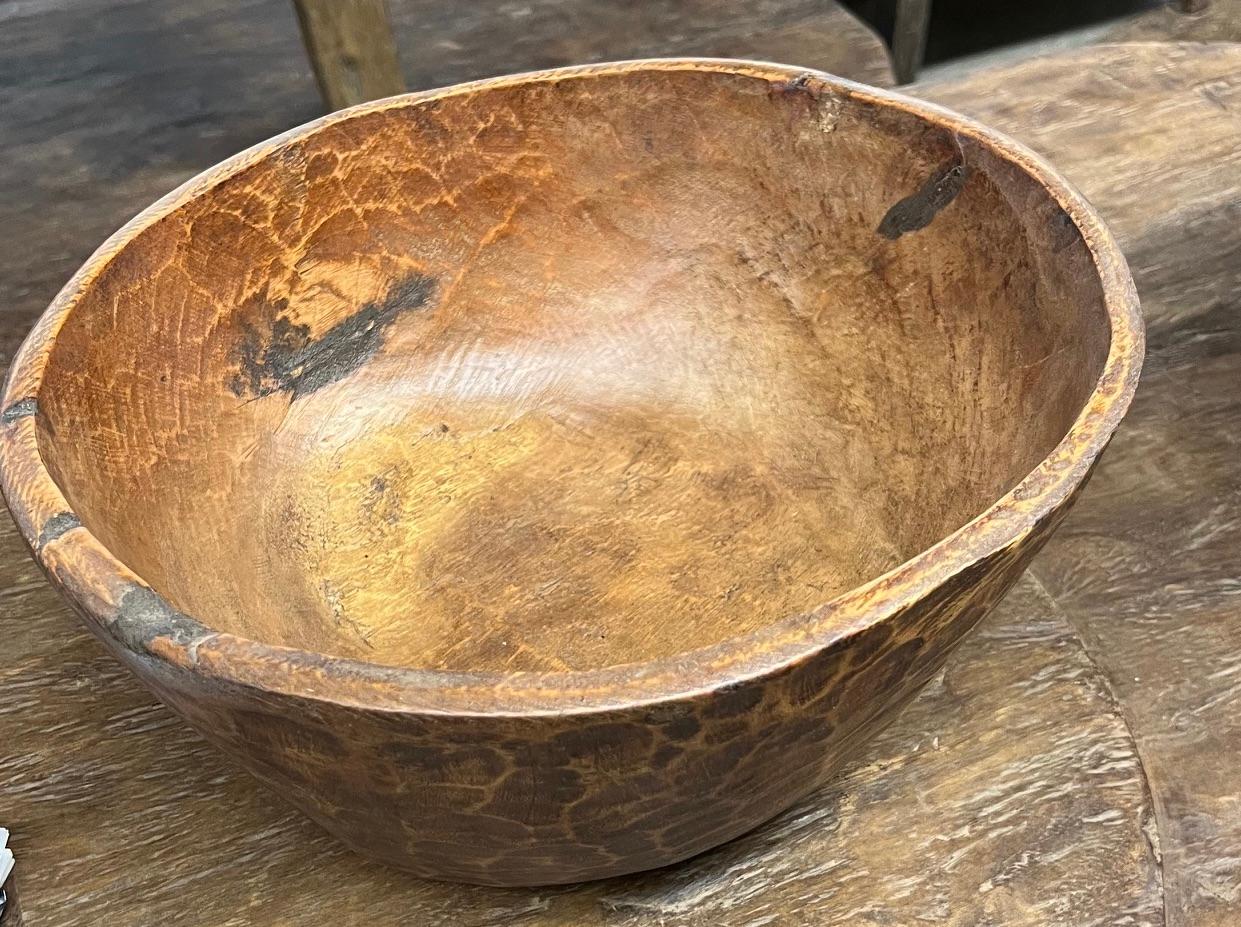 19. Jahrhundert Indien geschnitzt Rost Farbe Holzschale.
Aus dem Bundesstaat Nagaland, Indien.
Die Außenseite ist strukturiert.
Der Innenraum ist glatt.
Wurde ursprünglich zur Zubereitung von Speisen verwendet.