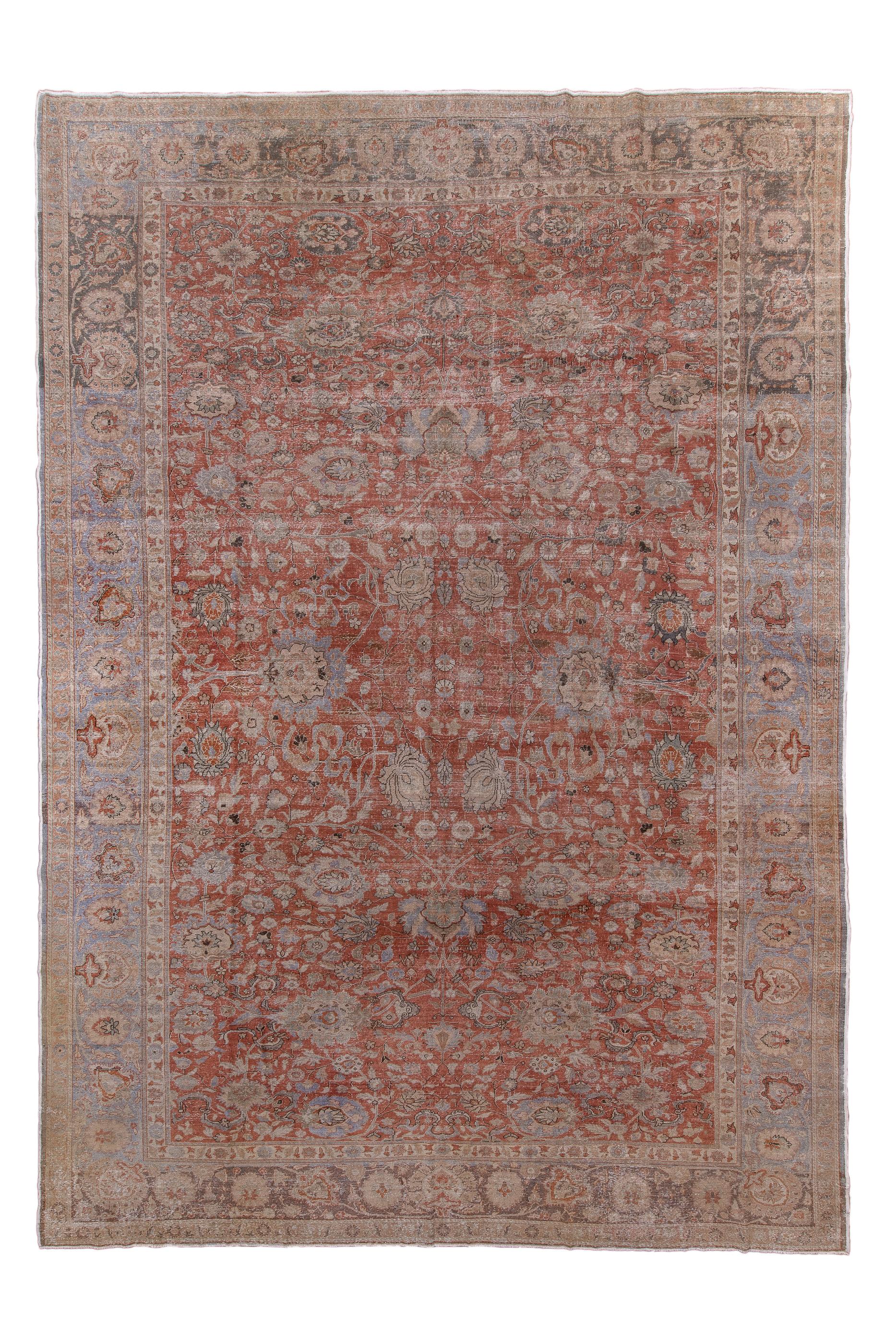 Das rostfarbene Feld zeigt eine gut gezeichnete Interpretation eines klassischen persischen Musters mit Wolkenbändern, ein- und auslaufenden faulen Palmetten, Weinreben, Blüten und auf- und absteigenden Palmetten. Hellblaue Hauptbordüre mit guten