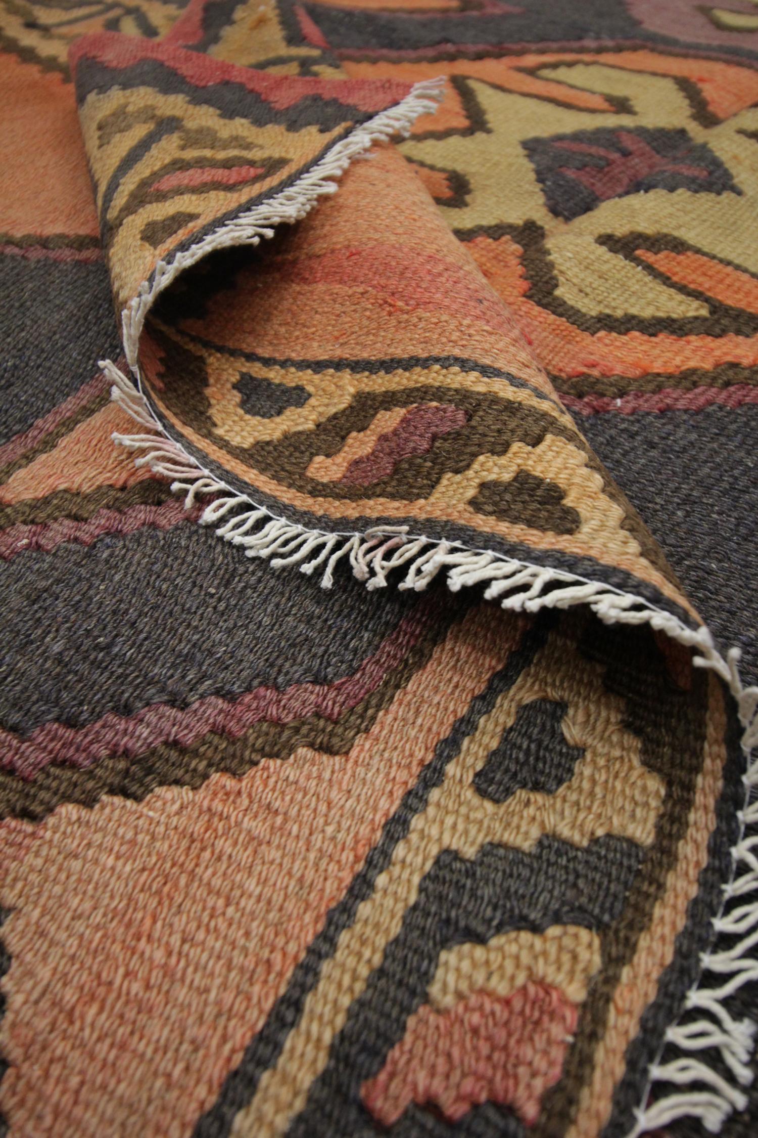Rost Geometrische Kilim Läufer, Handgefertigt Tribal Wolle Flachgewebe, Boho Flur Teppich (Mitte des 20. Jahrhunderts) im Angebot