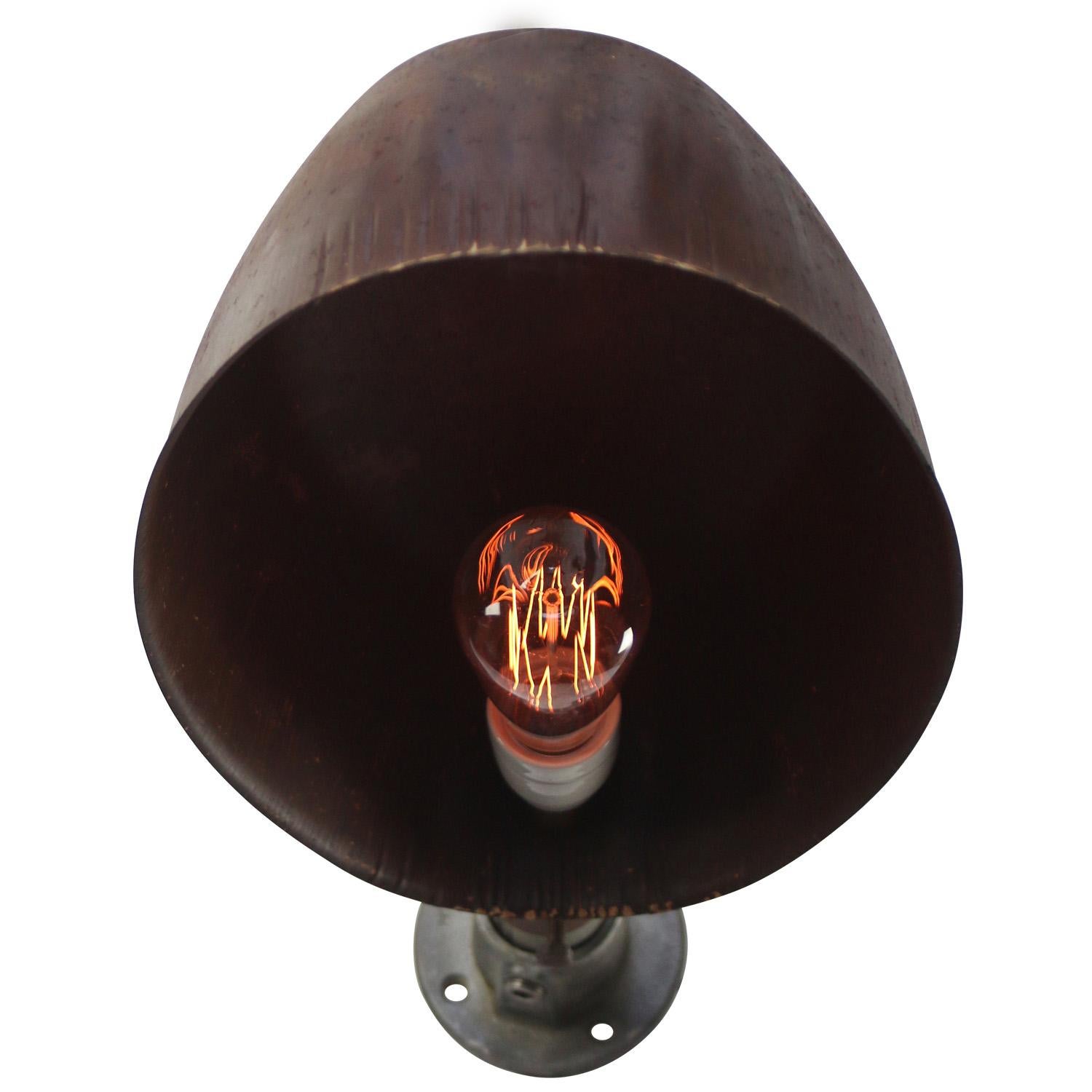 Rust Iron Barn light

Diameter cast iron wall piece: 11.5 cm / 4.5 inches

3 holes to secure

Weight: 2.90 kg / 6.4 lb

Priced per individual item. All lamps have been made suitable by international standards for incandescent light bulbs,