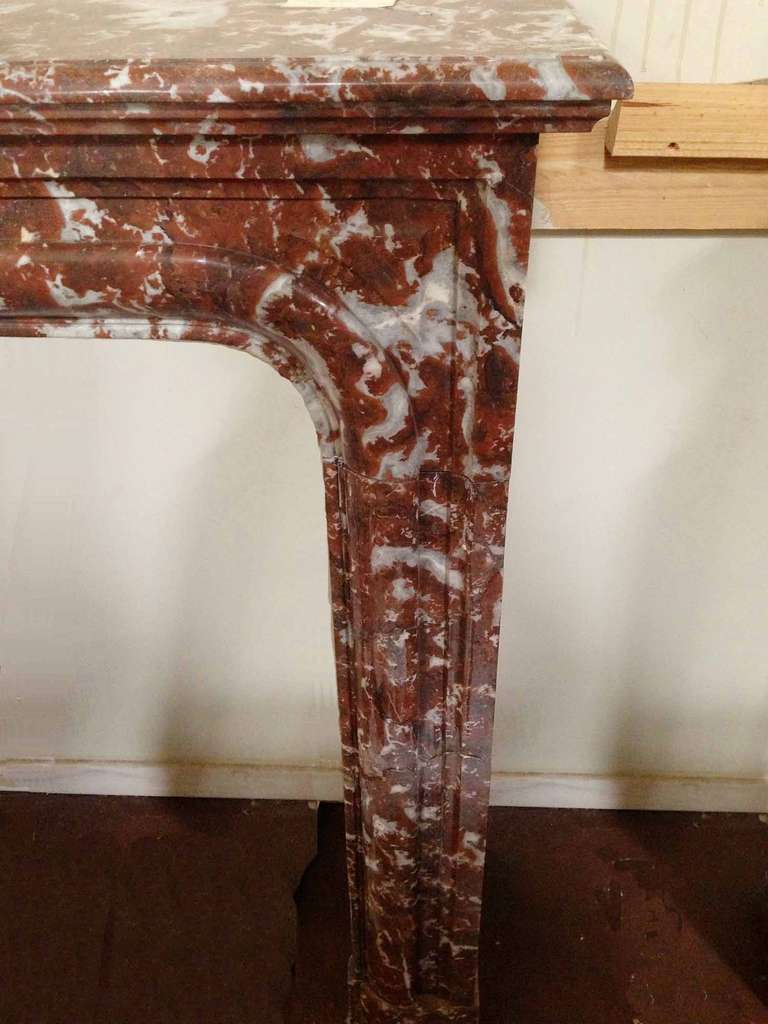 Cette cheminée ancienne est d'une belle couleur rouille avec des veines de blanc.
Dimensions du foyer : 40