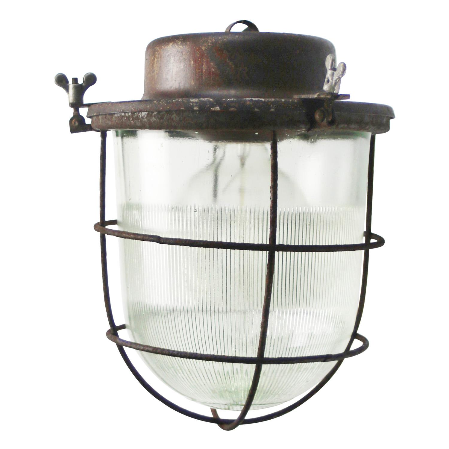 Lampada a sospensione industriale vintage
Metallo arrugginito con vetro trasparente a righe

Peso: 4,00 kg / 8,8 lb

Da utilizzare sia all'esterno che all'interno. 

Prezzo per singolo articolo. Tutte le lampade sono state rese idonee dagli standard