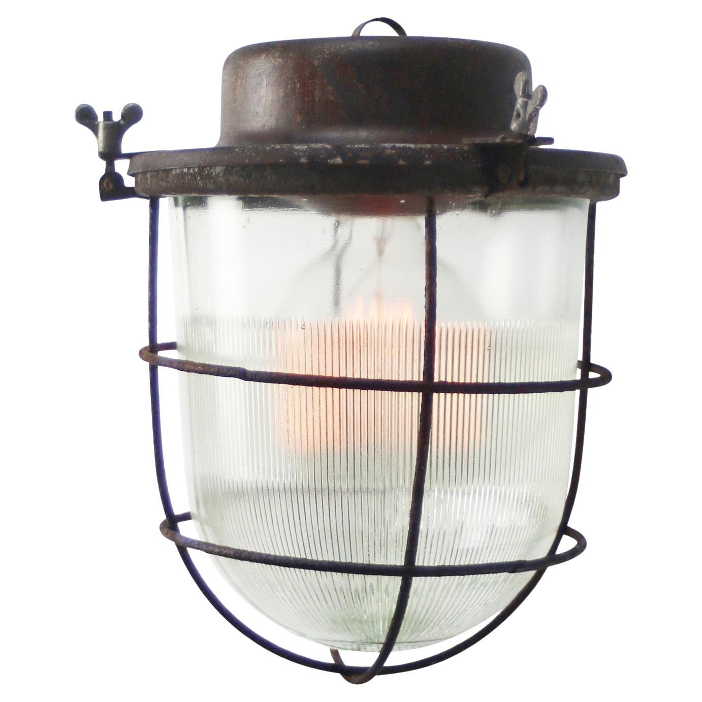 Ciondolo industriale in metallo arrugginito con vetro tagliato trasparente