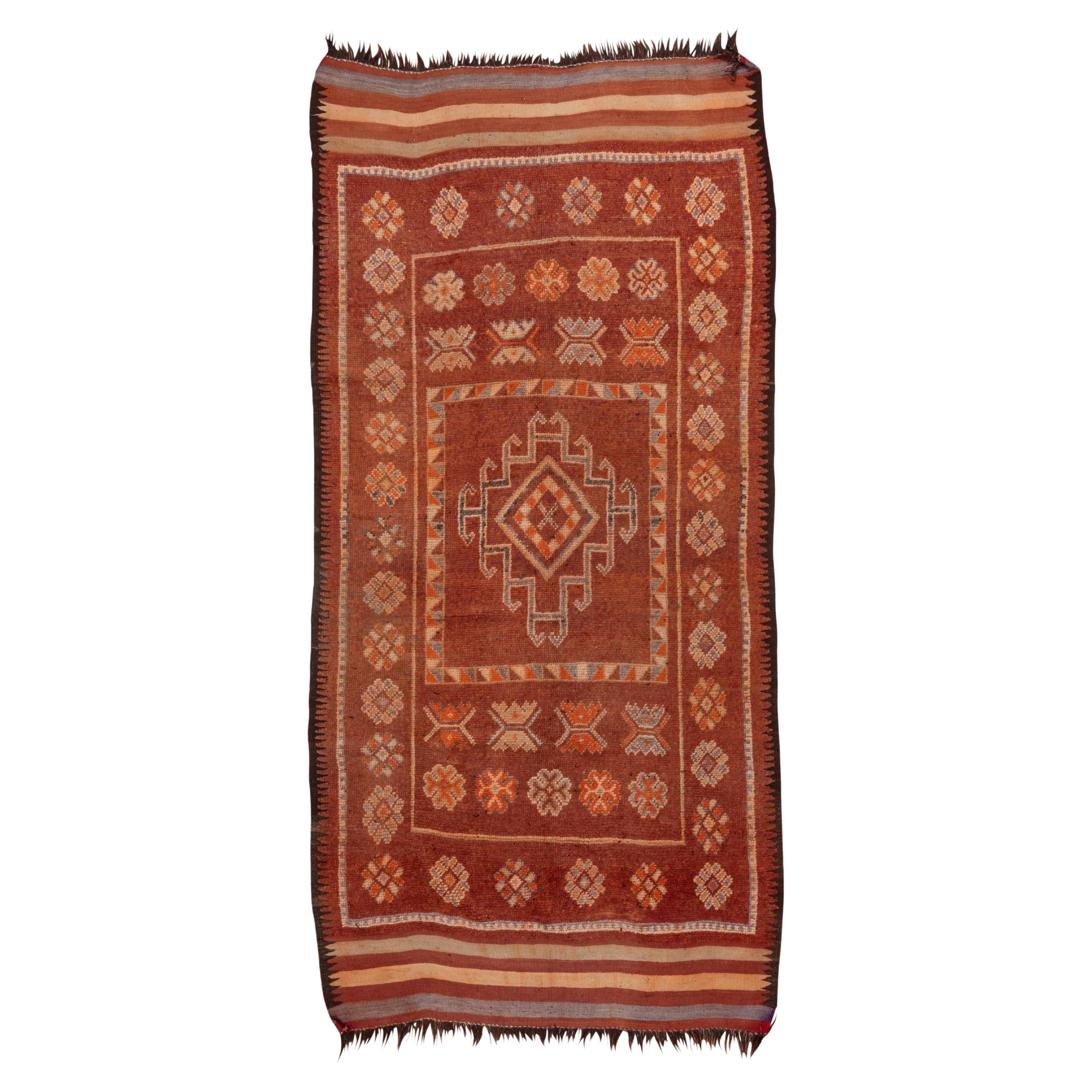 Rostroter Allover-Teppich mit marokkanischen Motiven