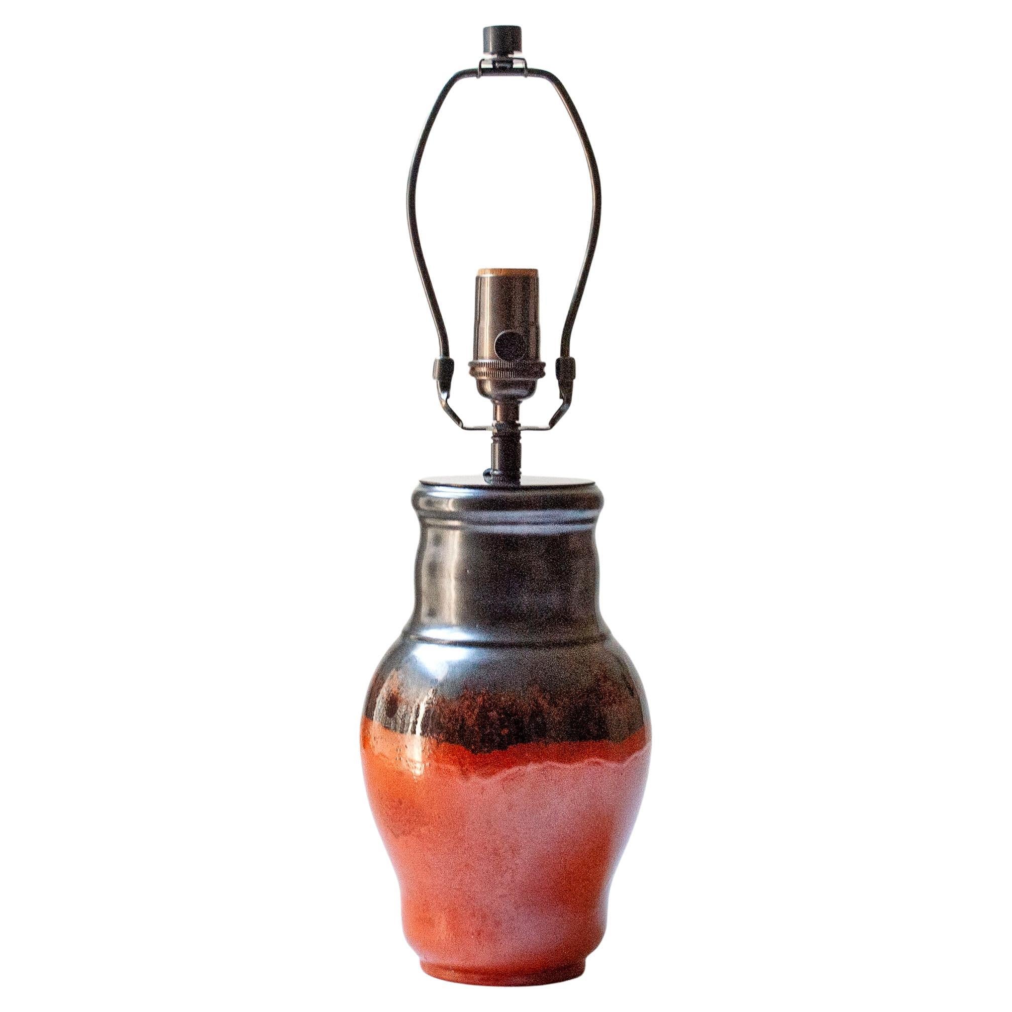 Rostrote glasierte Keramik-Tischlampe von Harald Östergren, Upsala Ekeby, Schweden, 1940

Maskuline rostrote und schwarz-silberne Vase von Harald Östergren. Wahrscheinlich um 1940 hergestellt. 

Diese Lampe wurde aus einer Vase umgewandelt, ohne die