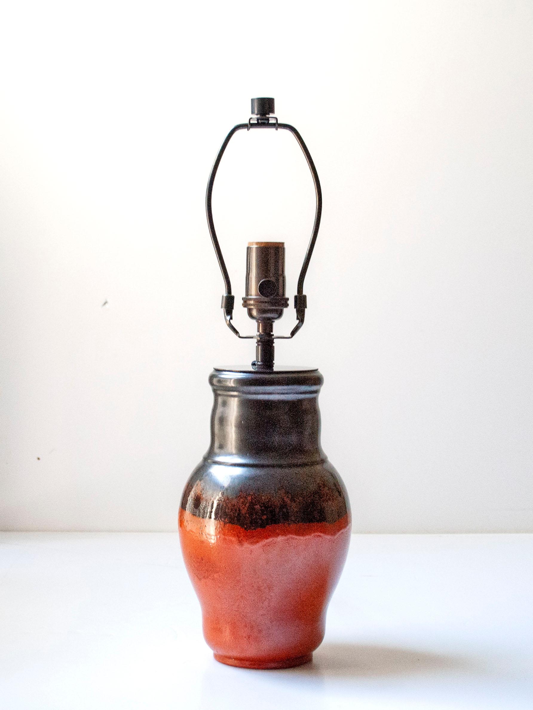 Rostrote glasierte keramik tischlampe von Harald Östergren, Upsala Ekeby, Schweden (Skandinavische Moderne) im Angebot