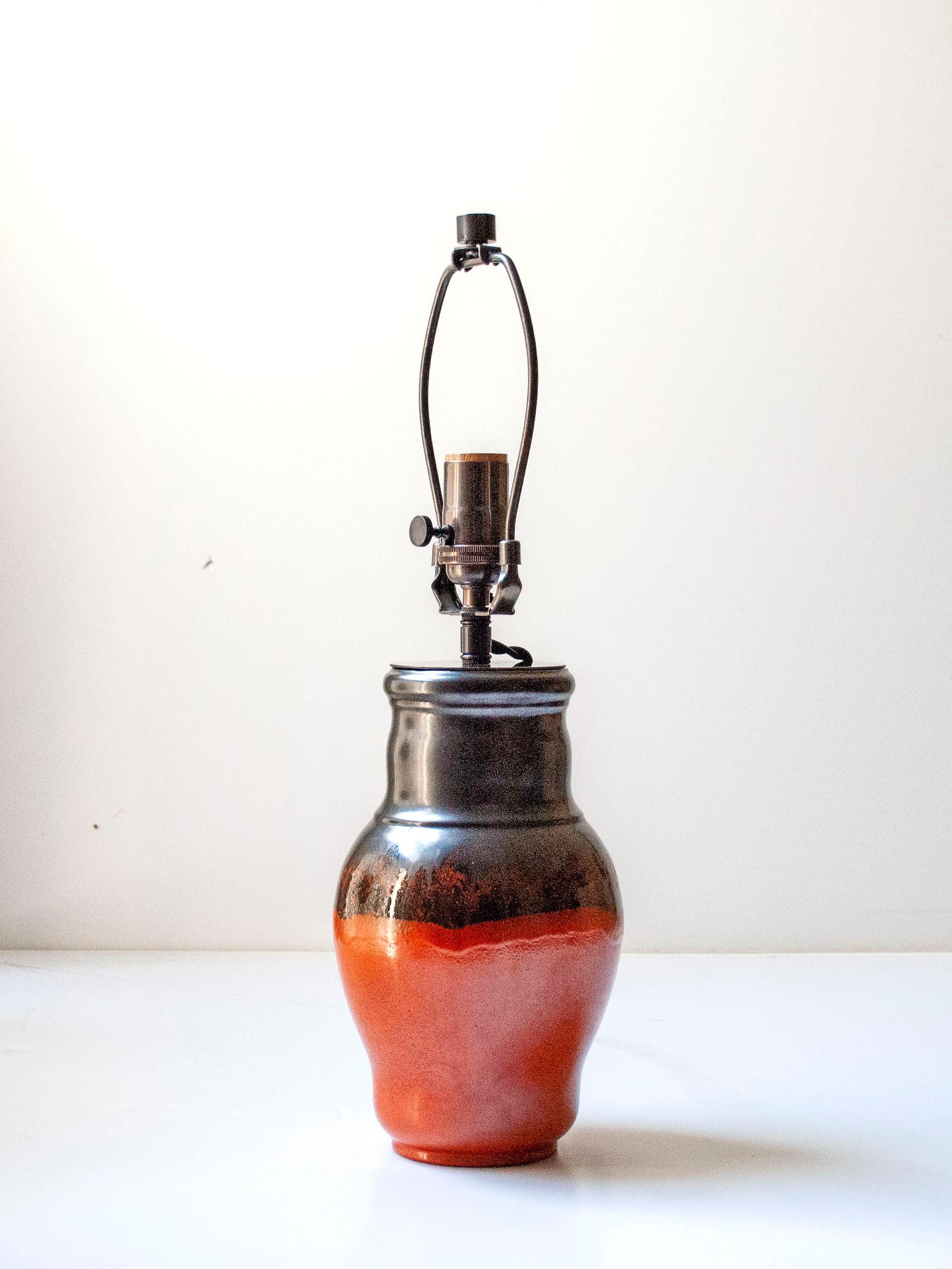 Rostrote glasierte keramik tischlampe von Harald Östergren, Upsala Ekeby, Schweden (Schwedisch) im Angebot