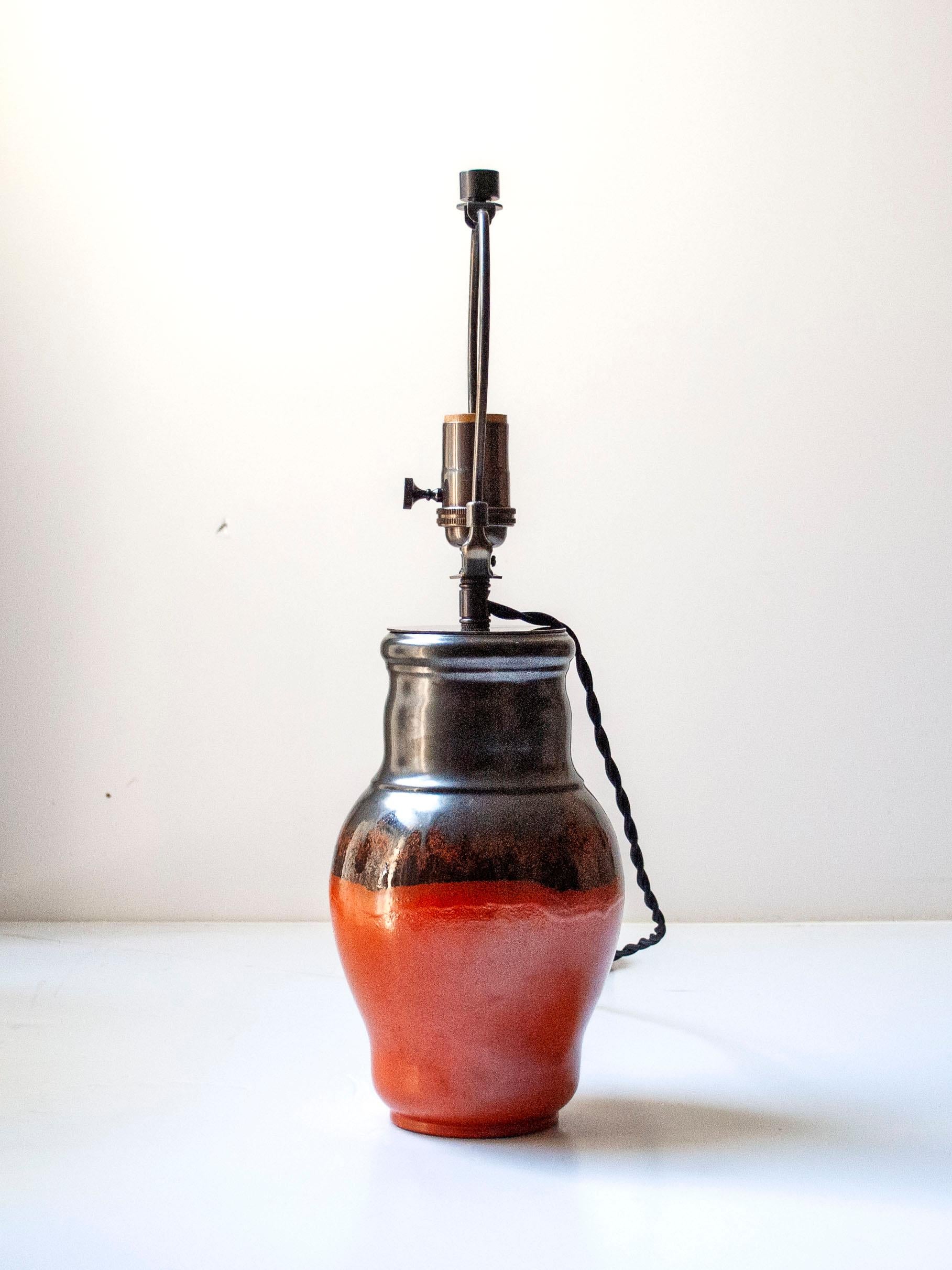 Rostrote glasierte keramik tischlampe von Harald Östergren, Upsala Ekeby, Schweden (Glasiert) im Angebot