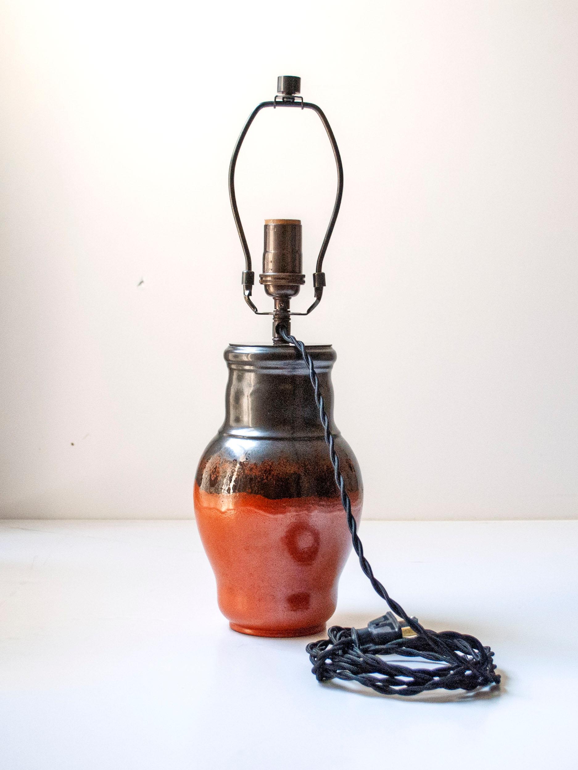 Rostrote glasierte keramik tischlampe von Harald Östergren, Upsala Ekeby, Schweden im Zustand „Hervorragend“ im Angebot in New York, NY
