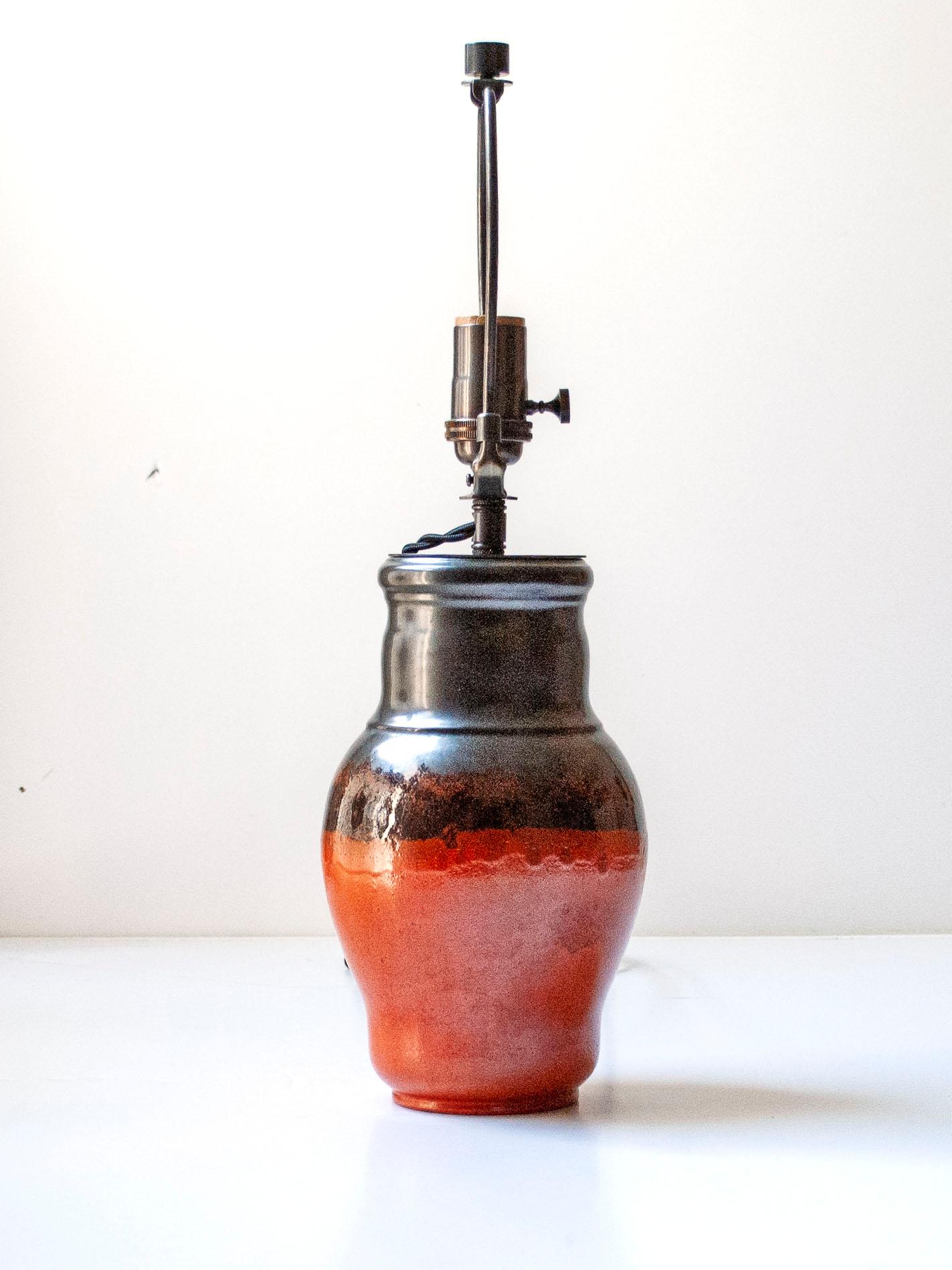 Rostrote glasierte keramik tischlampe von Harald Östergren, Upsala Ekeby, Schweden (Mitte des 20. Jahrhunderts) im Angebot