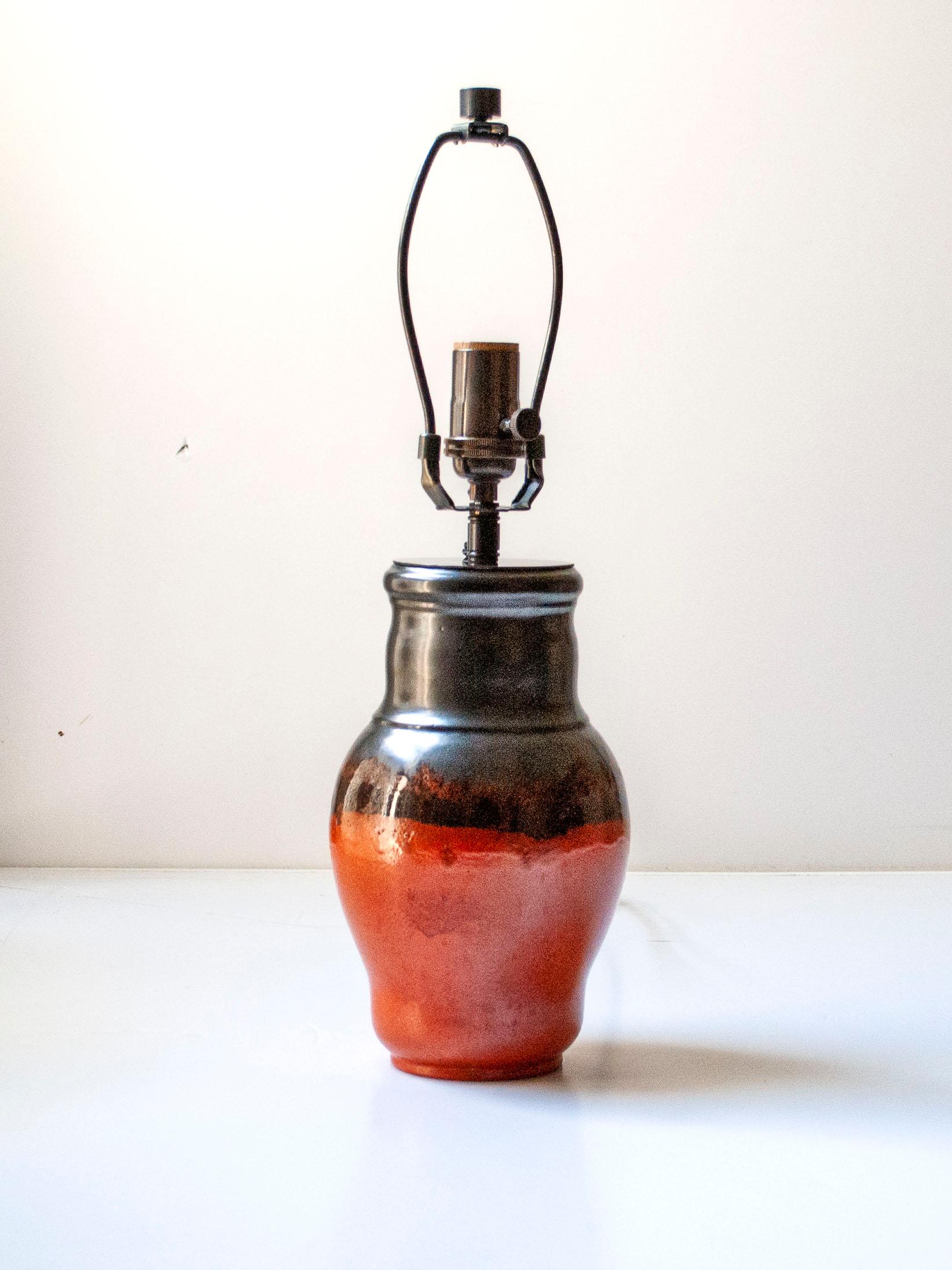 Rostrote glasierte keramik tischlampe von Harald Östergren, Upsala Ekeby, Schweden (Keramik) im Angebot