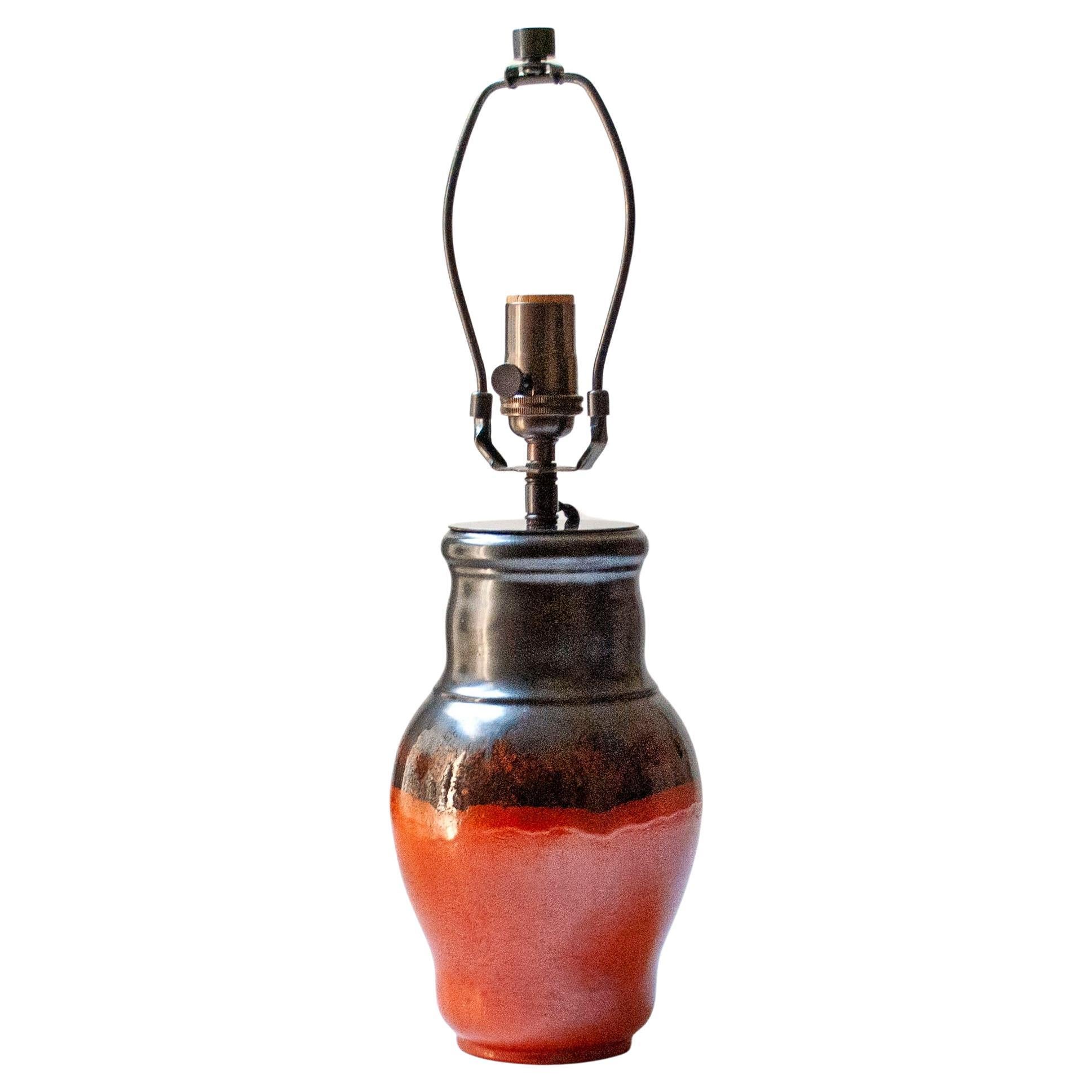 Rostrote glasierte keramik tischlampe von Harald Östergren, Upsala Ekeby, Schweden im Angebot
