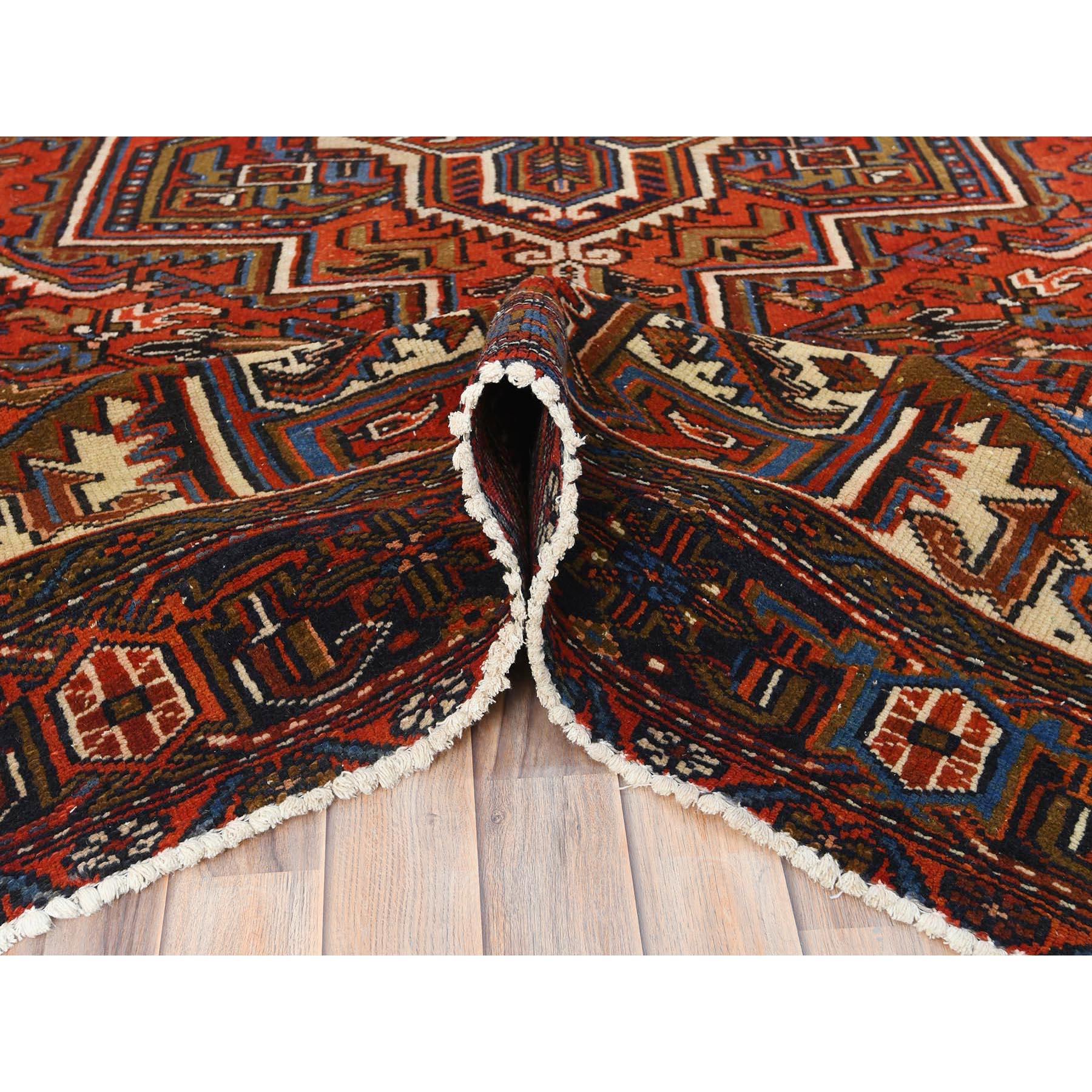 Rostrot Vintage Persisch Heriz Gereinigt Rustikal Look Getragene Wolle Handgeknüpft Teppich im Angebot 1