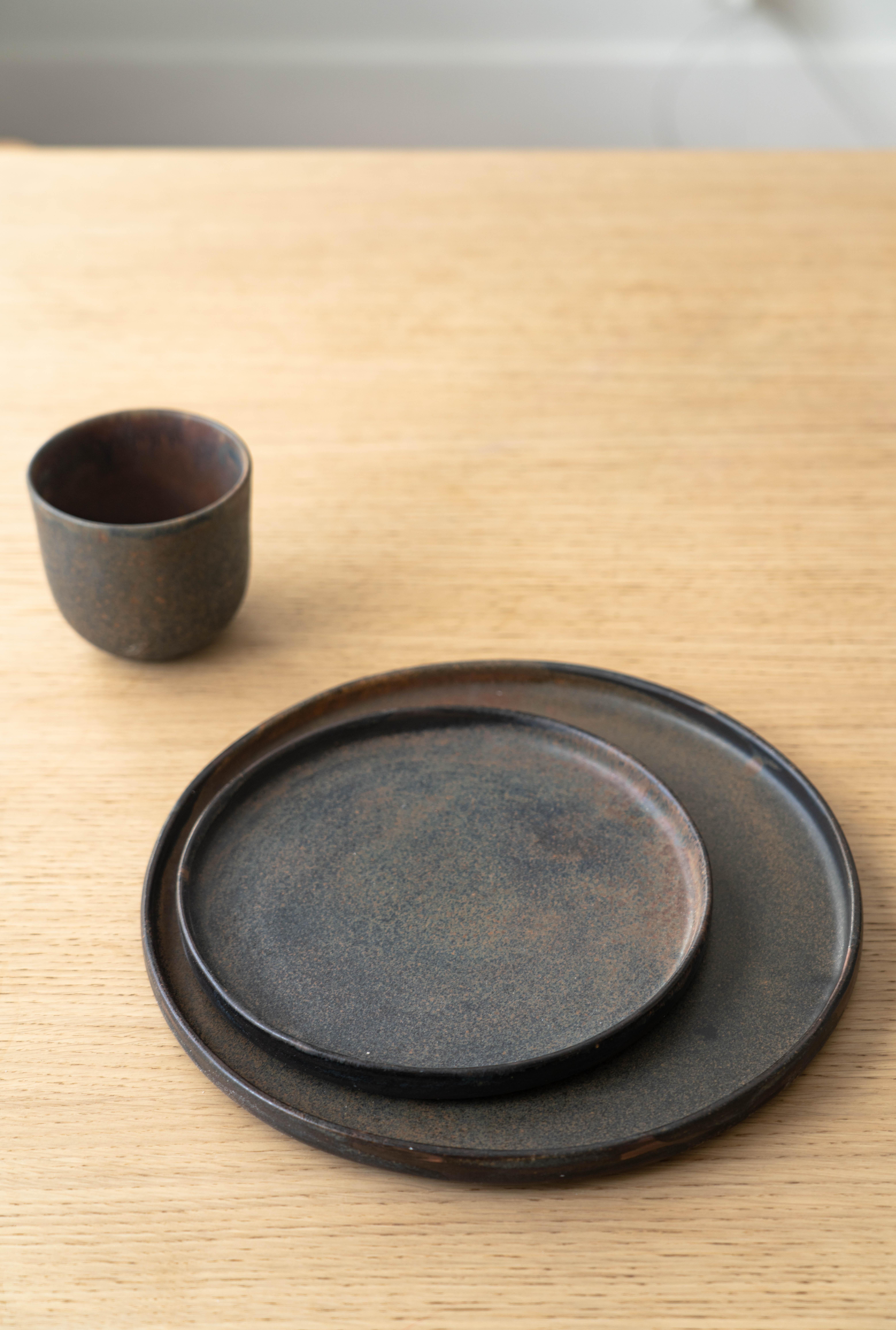 La vaisselle marron-noir mat apporte une touche de poterie à l'heure des repas. Trempé à la main dans une glaçure réactive qui tourbillonne de façon unique sur chaque pièce. Le bord bas et le style simple ne font qu'ajouter du caractère à cette