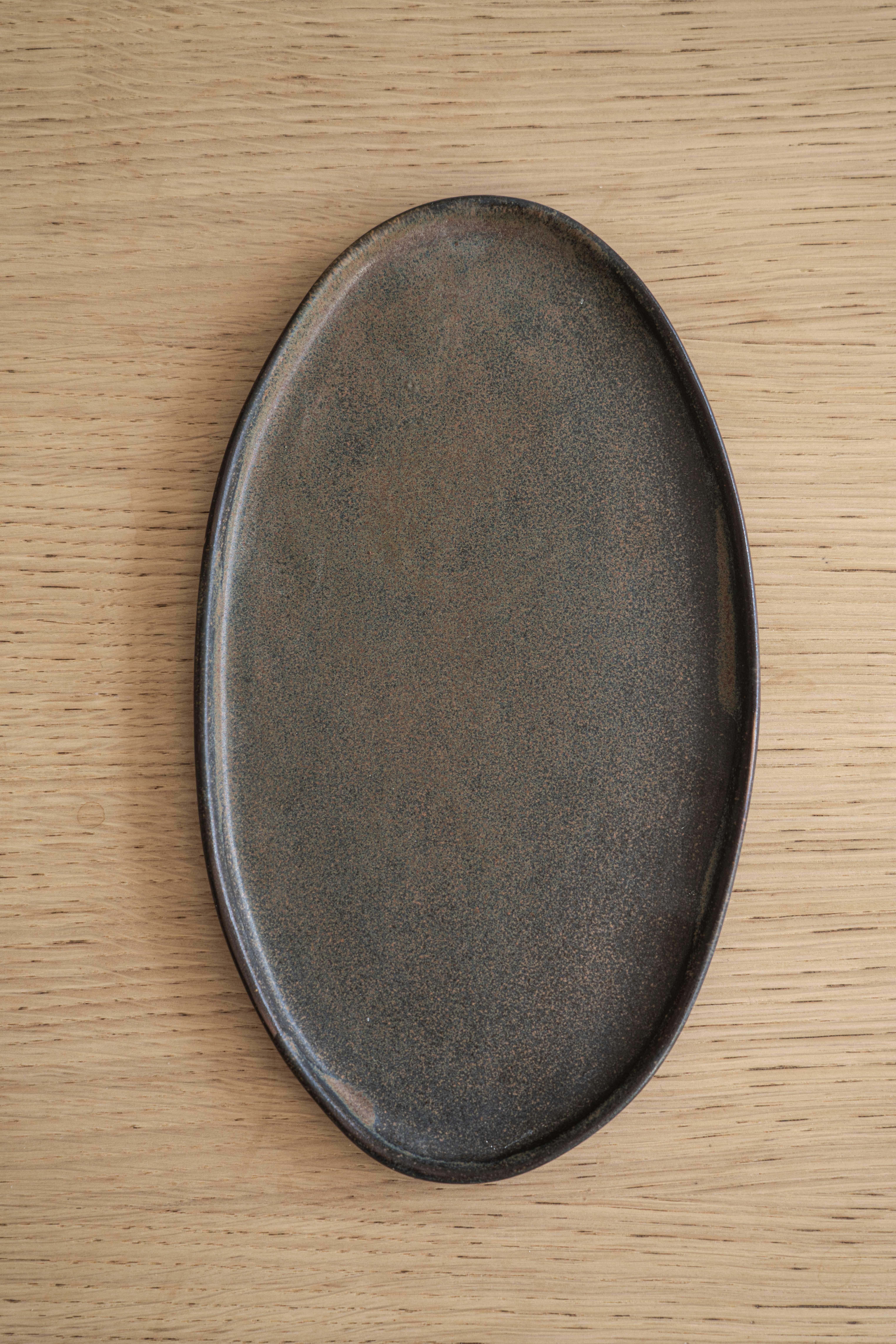 Ovale Servierplatte aus rostigem Steingut (Ukrainisch) im Angebot